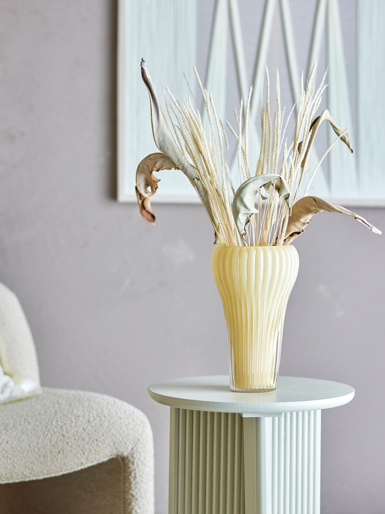 Verleihen Sie Ihrem Zuhause mit der Averie Vase von Bloomingville in sanftem Gelb einen Hauch von Eleganz und einzigartigem Design.