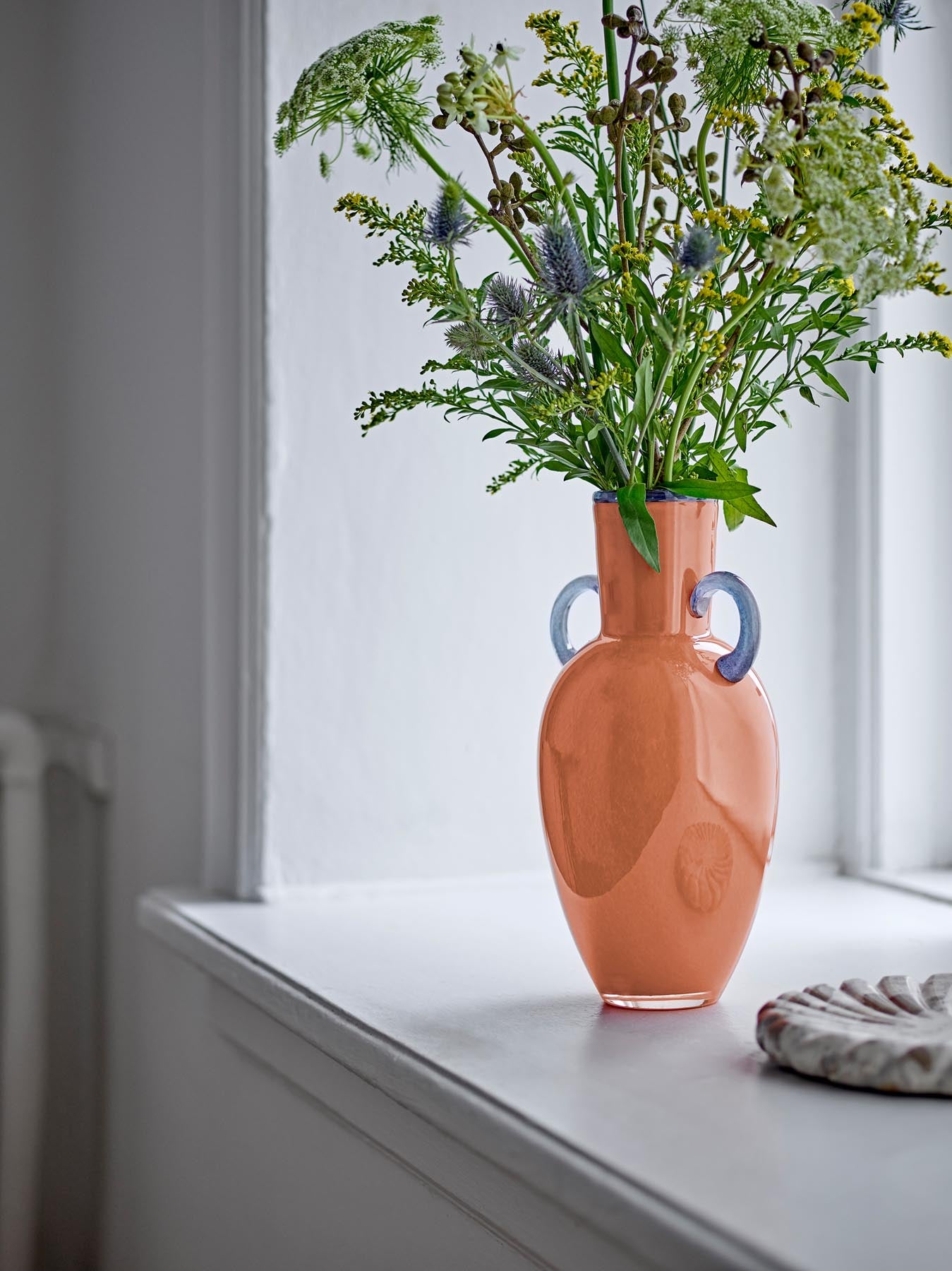Entdecken Sie die stilvolle Anniversary Vase von Bloomingville in leuchtendem Orange mit einzigartigen blauen Griffen – ein elegantes Highlight für Ihr Zuhause!