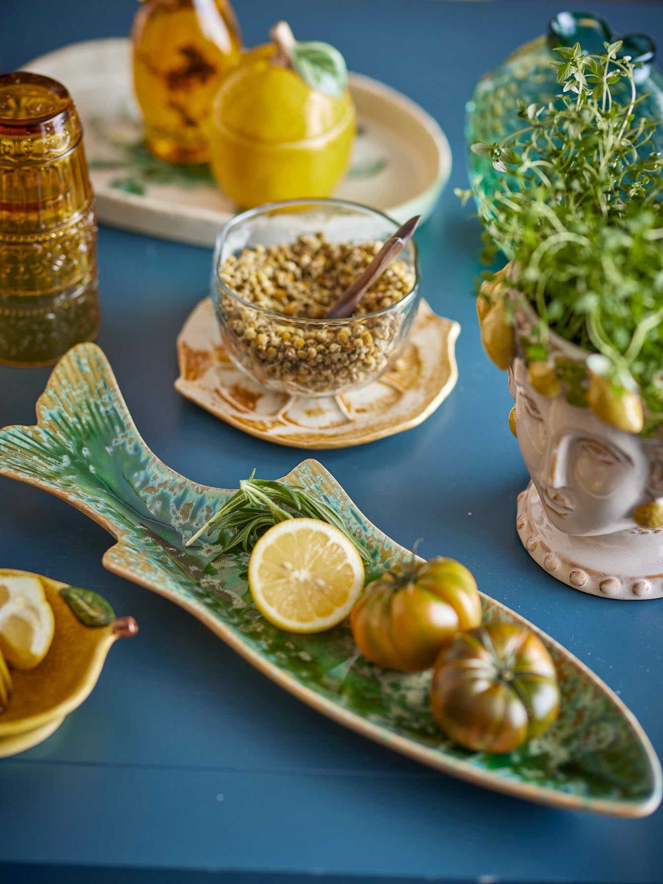 Entdecken Sie die Hadden Servierplatte in Fischform aus grünem Steingut – ein stilvolles Highlight für jede Tischdekoration.