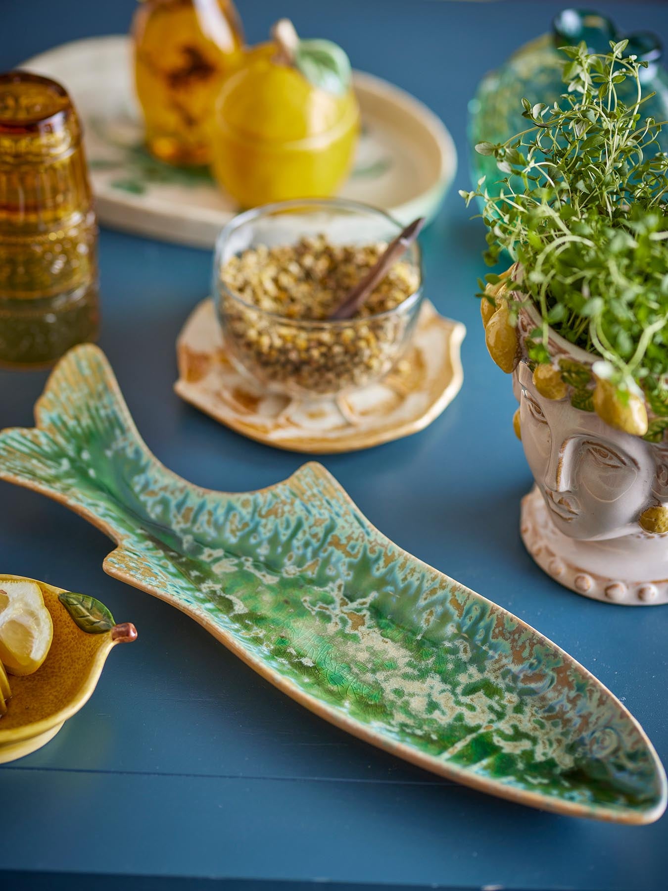 Setzen Sie mit der Hadden Servierplatte aus grünem Steingut in Fischform stilvolle Akzente auf Ihrer Tafel – perfekt für jeden Anlass!