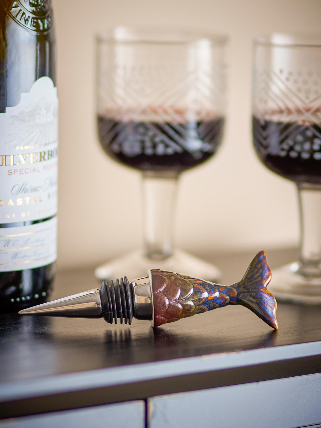 Eleganter Prue Weinstopper aus braunem Steingut mit einzigartigem Fischschwanzdekor. Ideal für stilvolle Weinmomente und frischen Genuss.