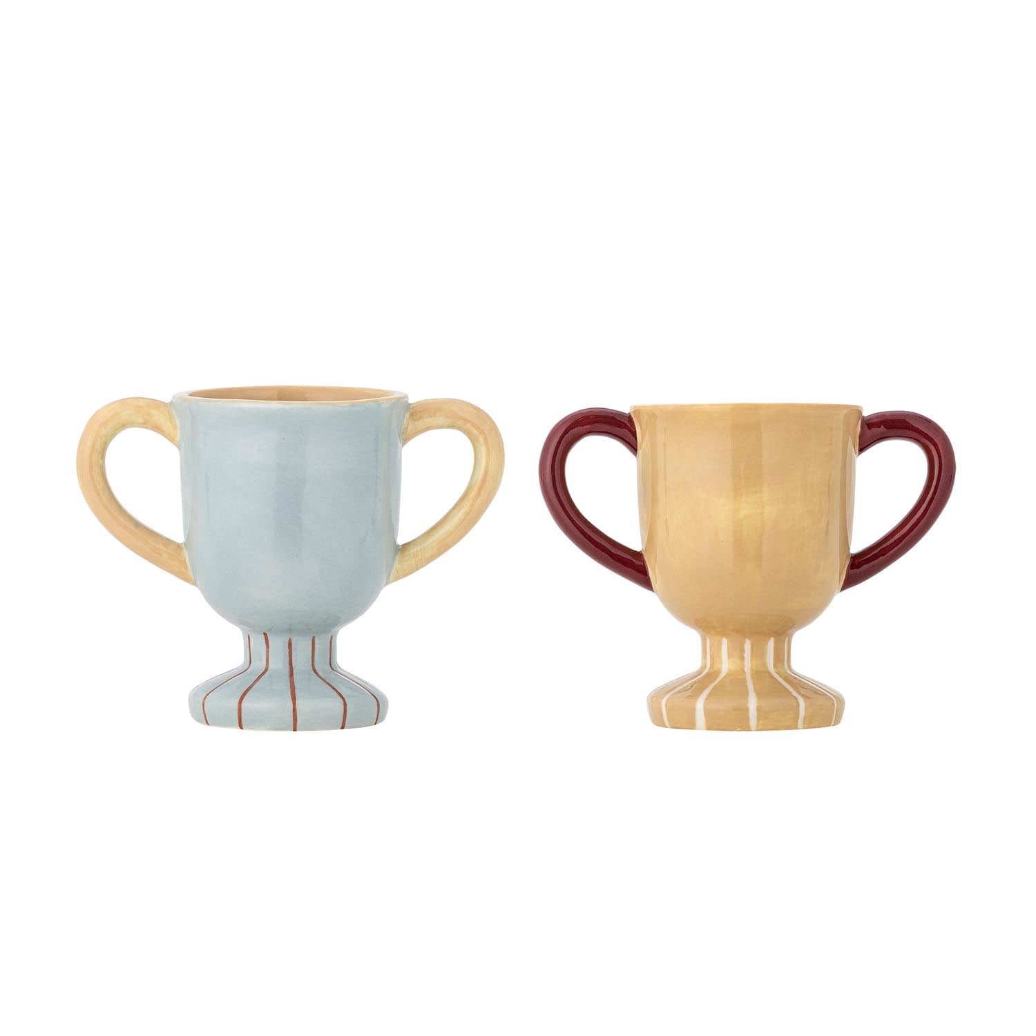 Erleben Sie die charmante Trophy Tasse in Blau von Bloomingville Mini. Ideal für jeden Anlass, robustes Steingut und ein fröhliches Design!