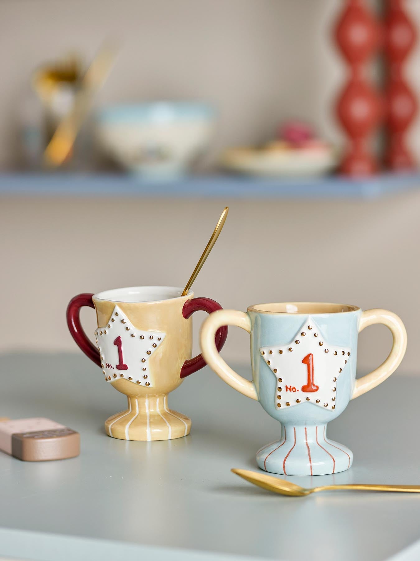 Entdecken Sie die charmante Trophy Tasse in Blau von Bloomingville Mini. Aus robustem Steingut, ideal für jeden Anlass!