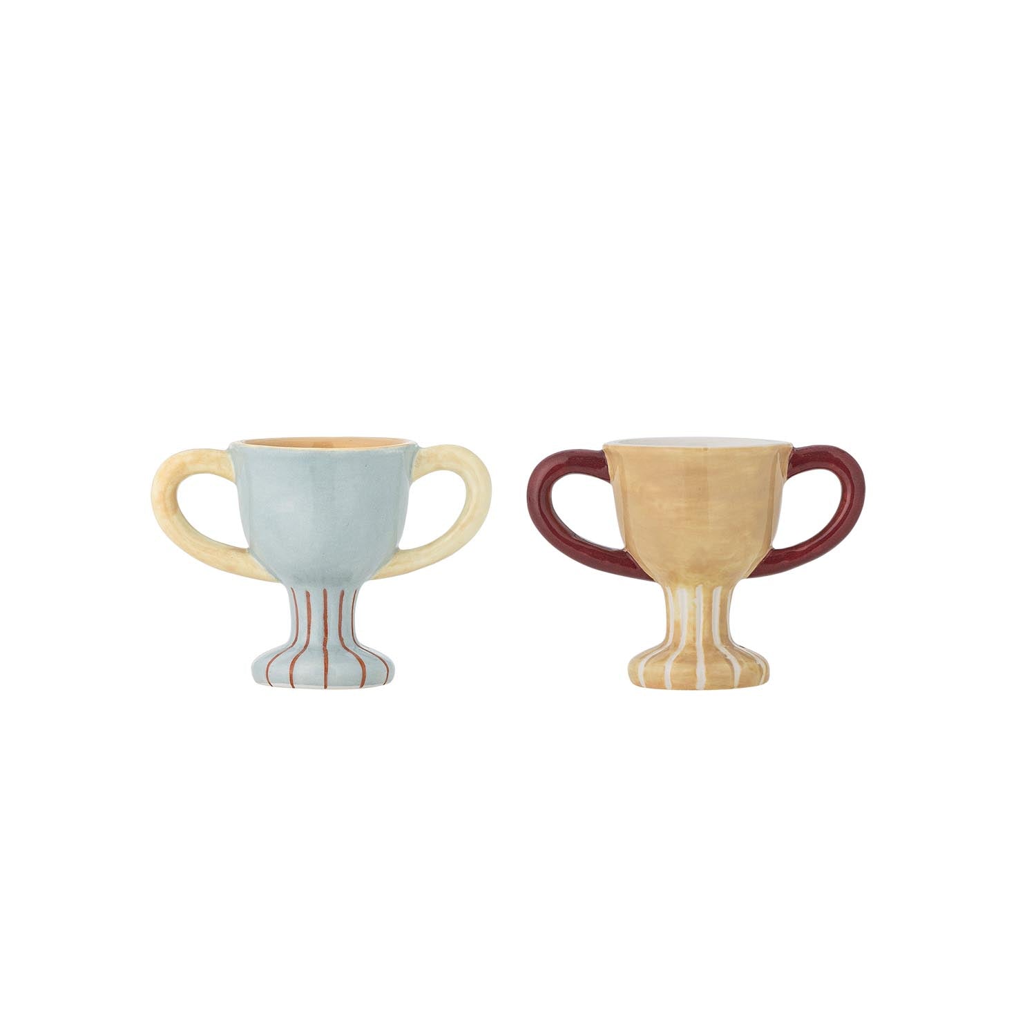 Setzen Sie mit den blauen Trophy Eierbechern von Bloomingville Mini stilvolle Akzente auf Ihrem Frühstückstisch – ideal für Groß und Klein!