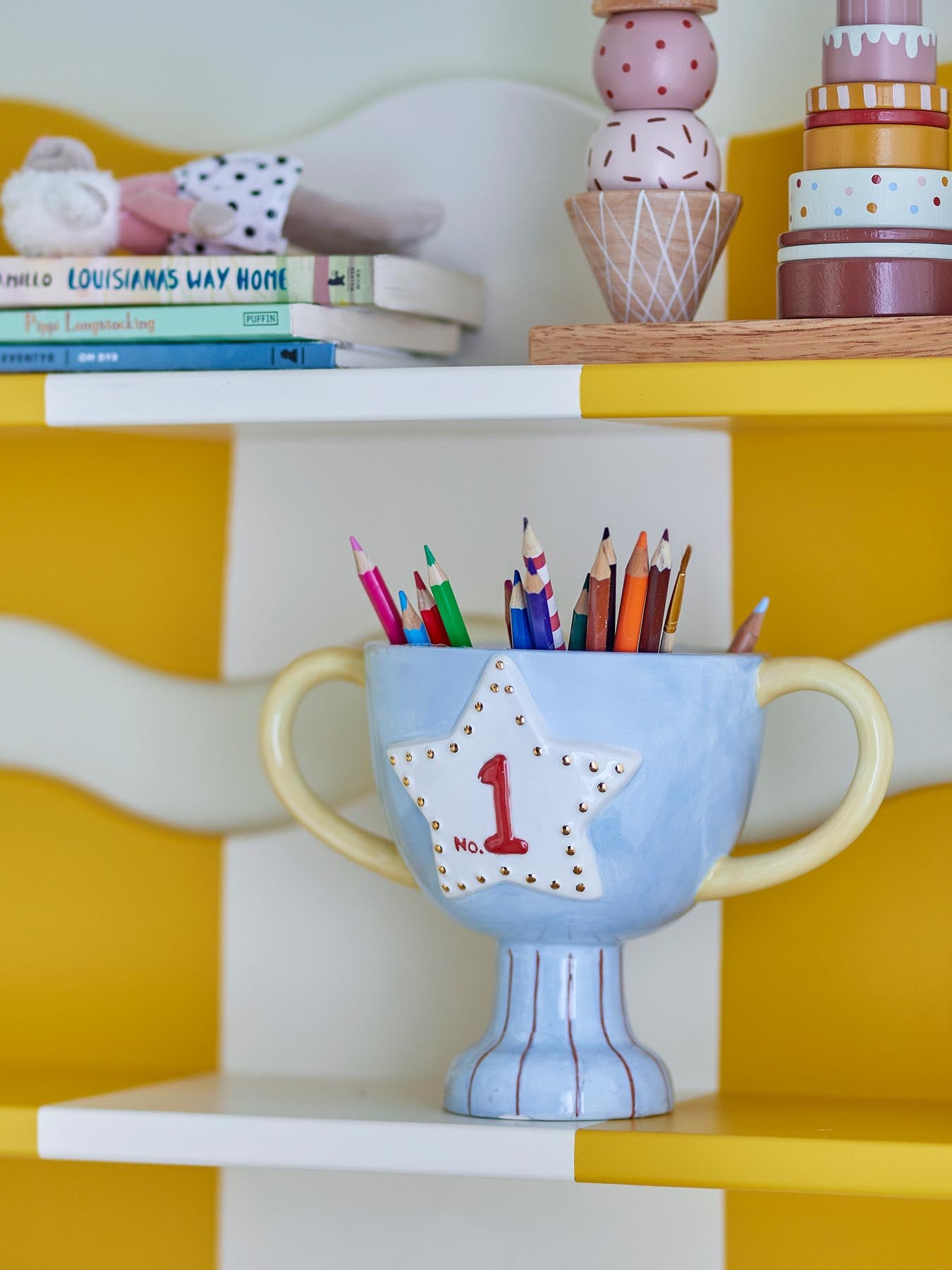 Entdecken Sie den charmanten Trophy Blumentopf in sanftem Blau von Bloomingville Mini. Ideal für Kinderzimmer, robust und vielseitig einsetzbar.