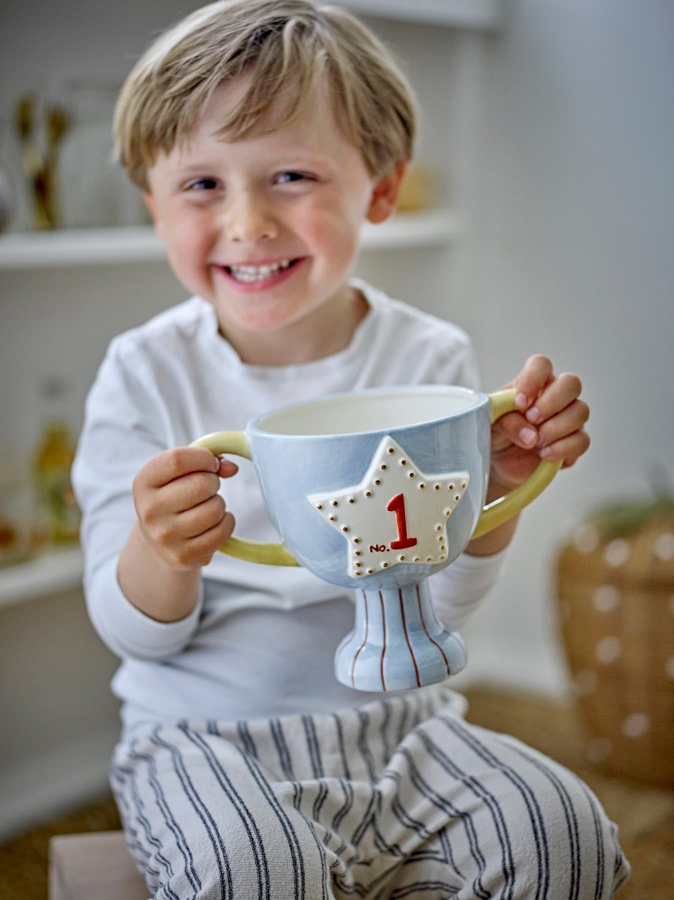 Verleihen Sie dem Kinderzimmer mit dem blauen Trophy Blumentopf von Bloomingville Mini einen Hauch von Freude. Perfekt für Pflanzen und als dekoratives Highlight!