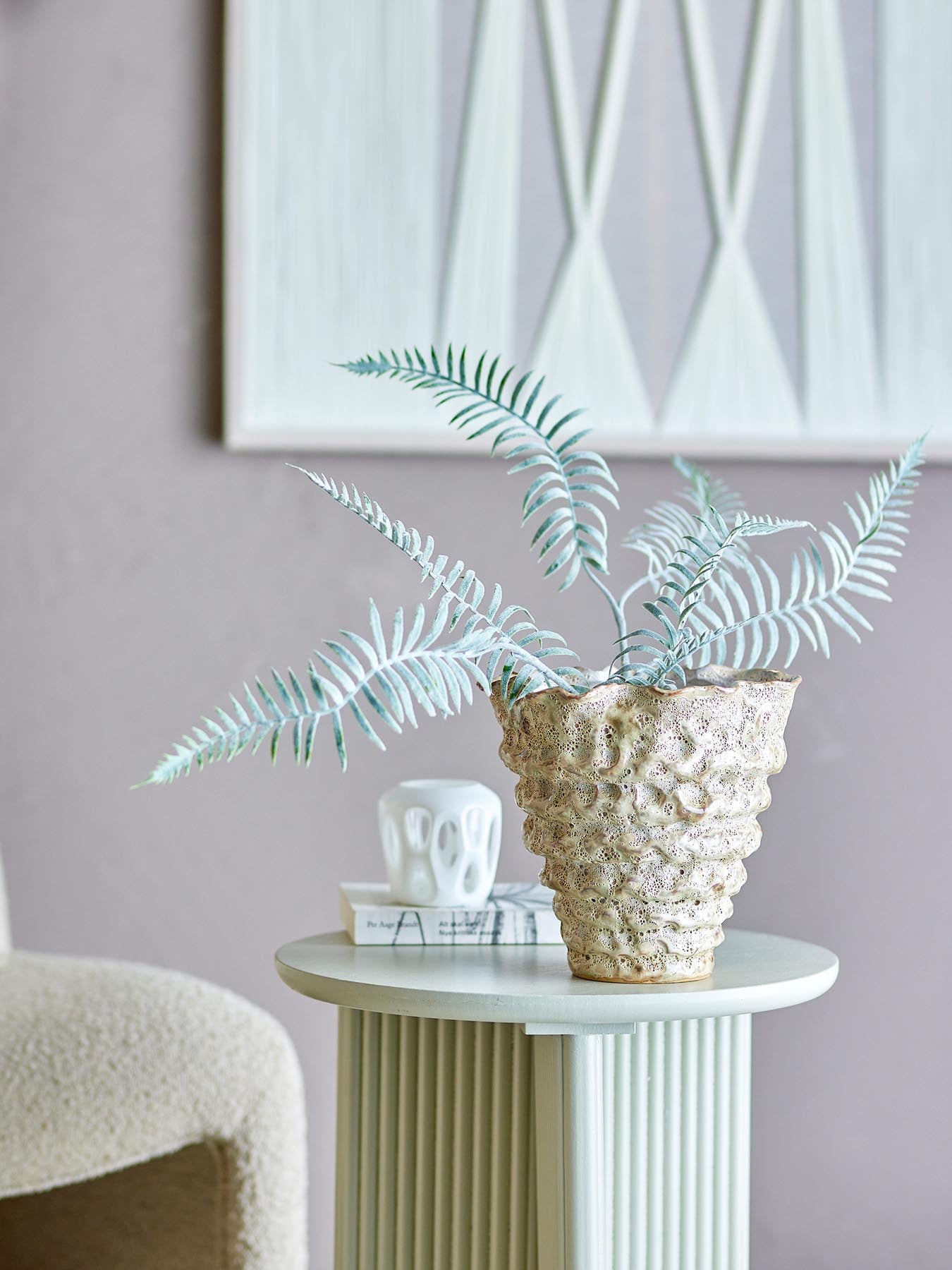 Entdecken Sie den eleganten Colleen Blumentopf von Bloomingville. Aus hochwertigem Steingut mit einzigartiger Glasur, ideal für Ihre Pflanzen.