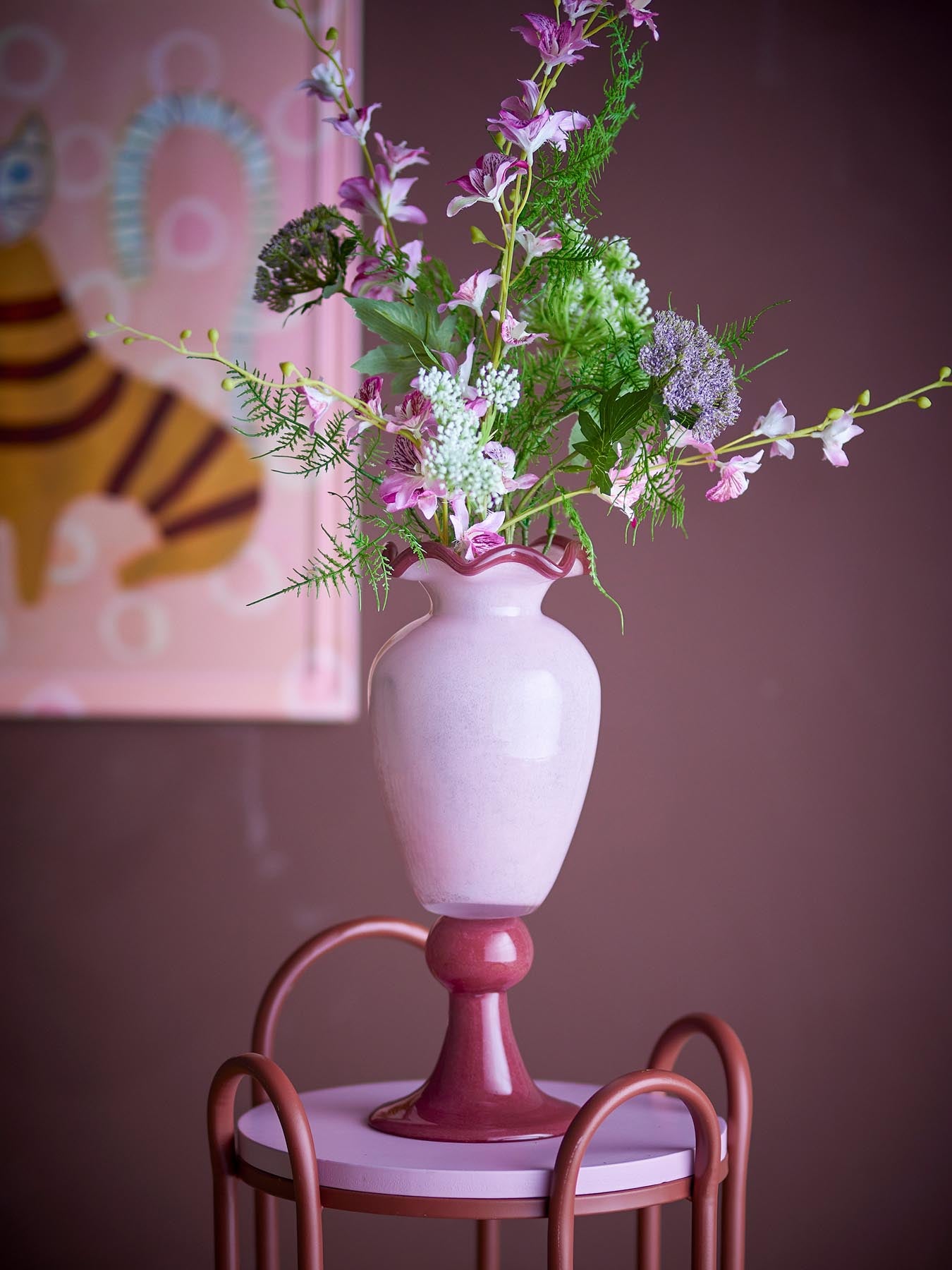 Entdecken Sie die Frills Vase von Bloomingville in zartem Rose – ein handgefertigtes Glasunikat, das jedem Raum stilvolle Eleganz verleiht.