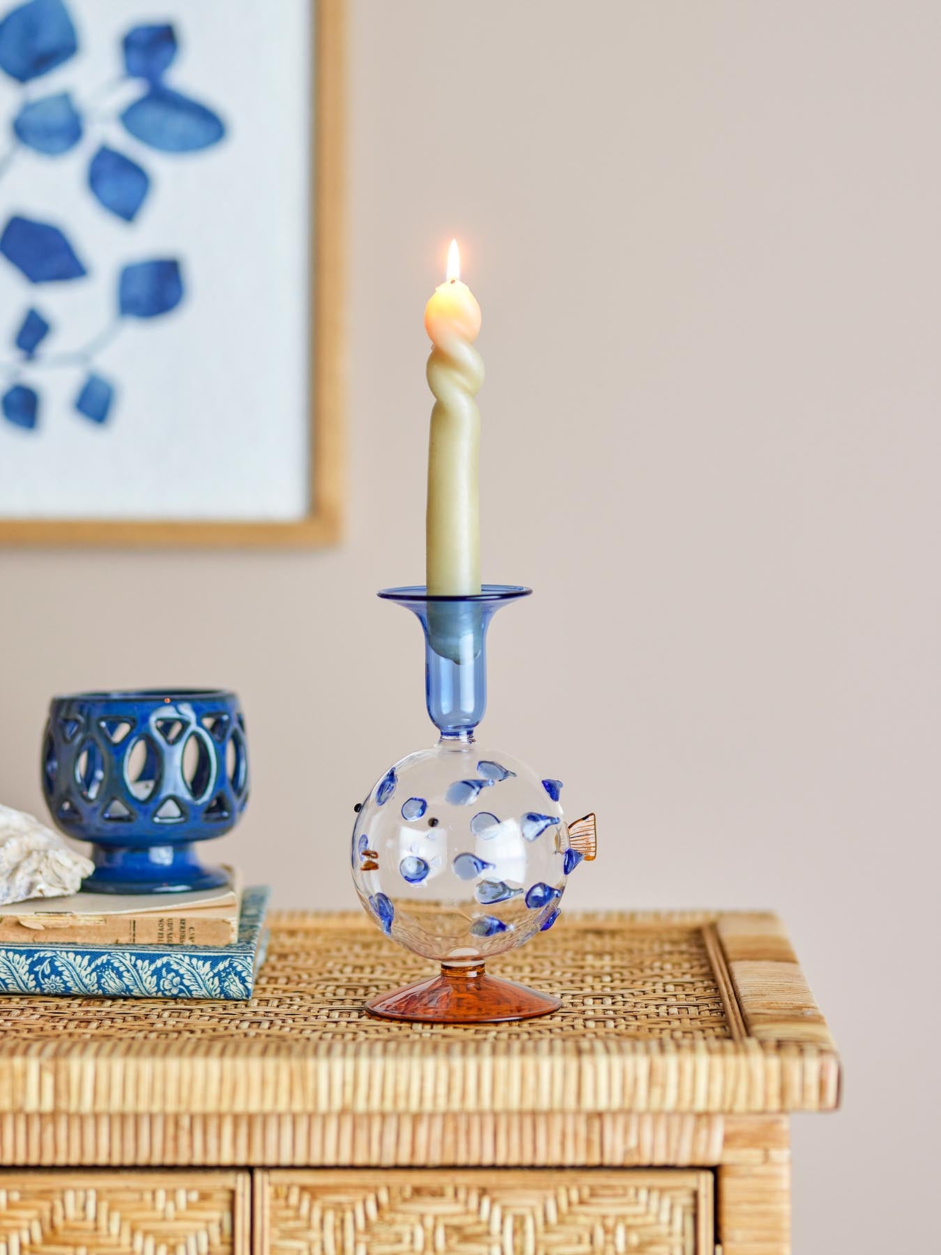 Entdecken Sie den Phila Kerzenhalter aus mundgeblasenem Glas in Blau und Bernstein – ein stilvolles Unikat für Ihr Zuhause!