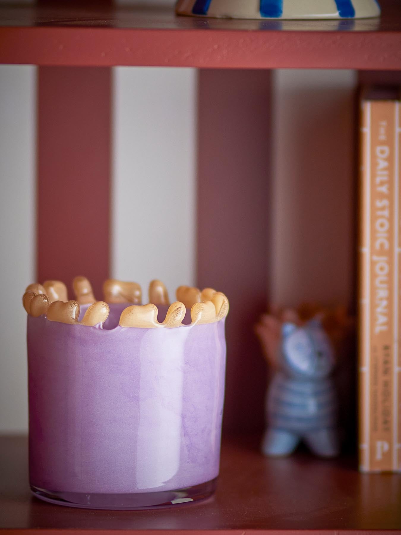 Verleihen Sie Ihrem Zuhause mit dem Edger Teelichthalter in Violett von Bloomingville einen Hauch von Eleganz. Hochwertiges, mundgeblasenes Glas.