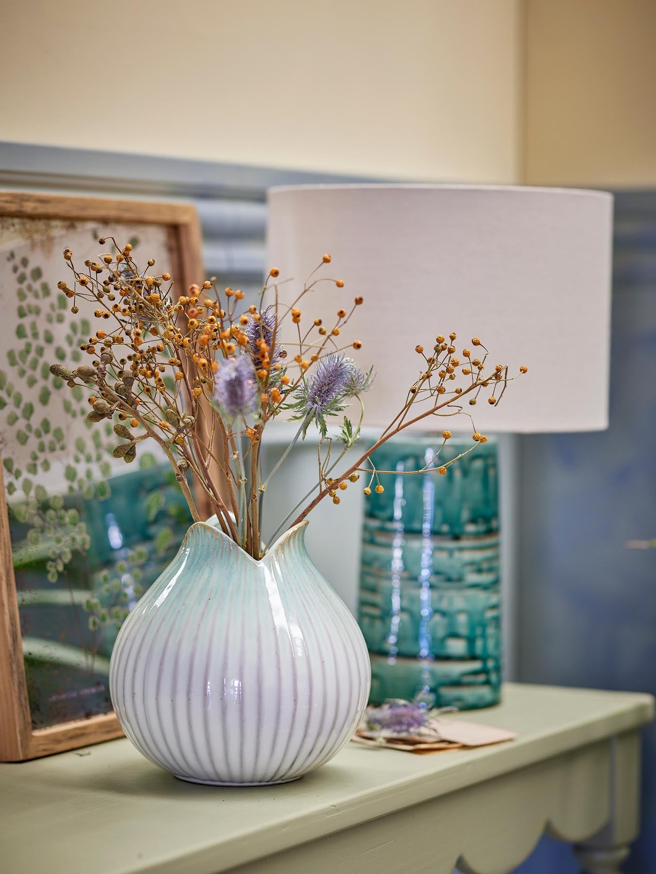 Entdecken Sie die Skylar Vase in Grün von Creative Collection – ein einzigartiges Steingut-Dekorationsstück mit elegantem Design und individueller Glasur.