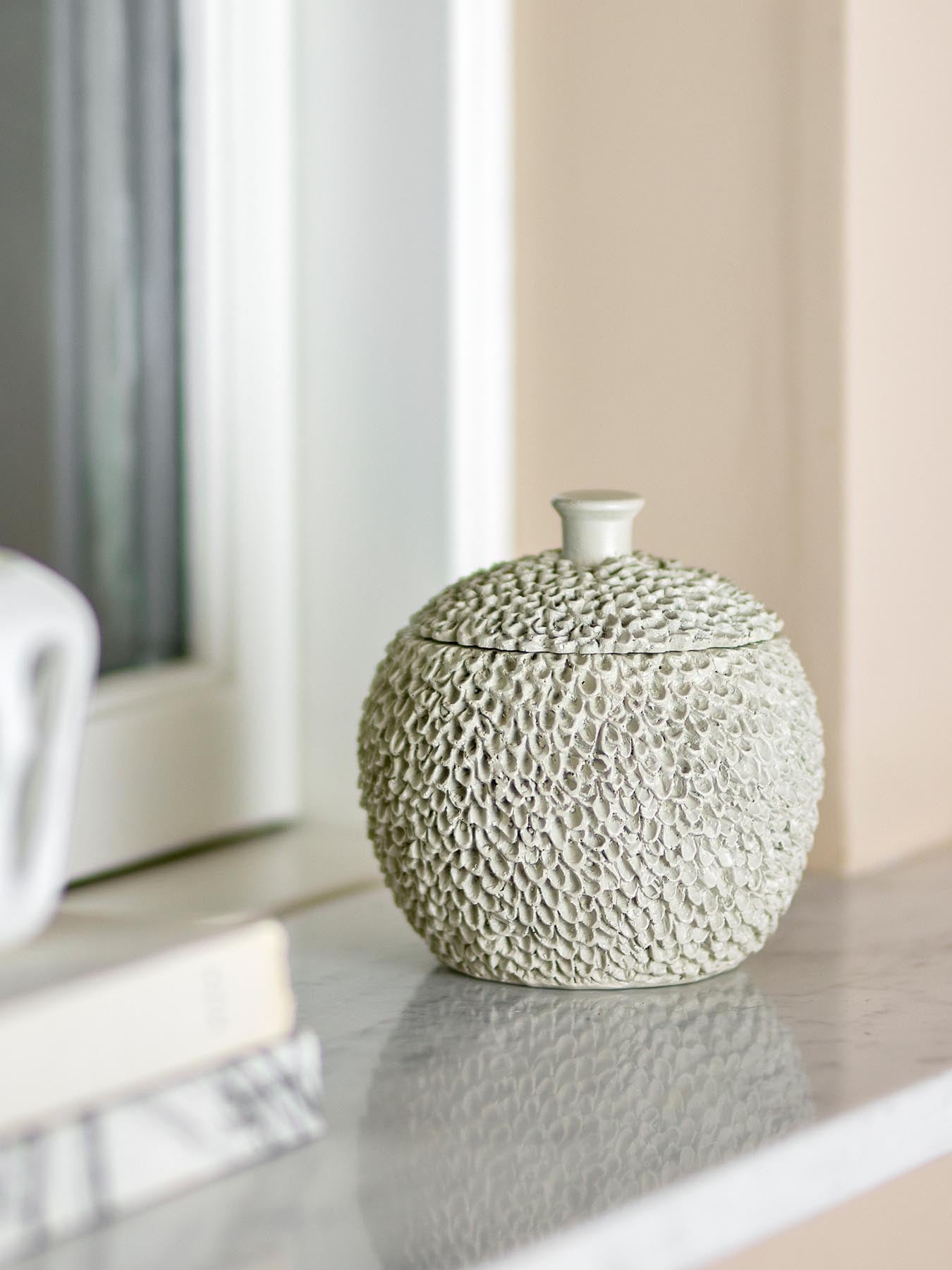 Entdecken Sie das elegante Briar Gefäß mit Deckel in Grau aus Polyresin von Bloomingville – ein stilvolles Highlight für Ihr Zuhause!