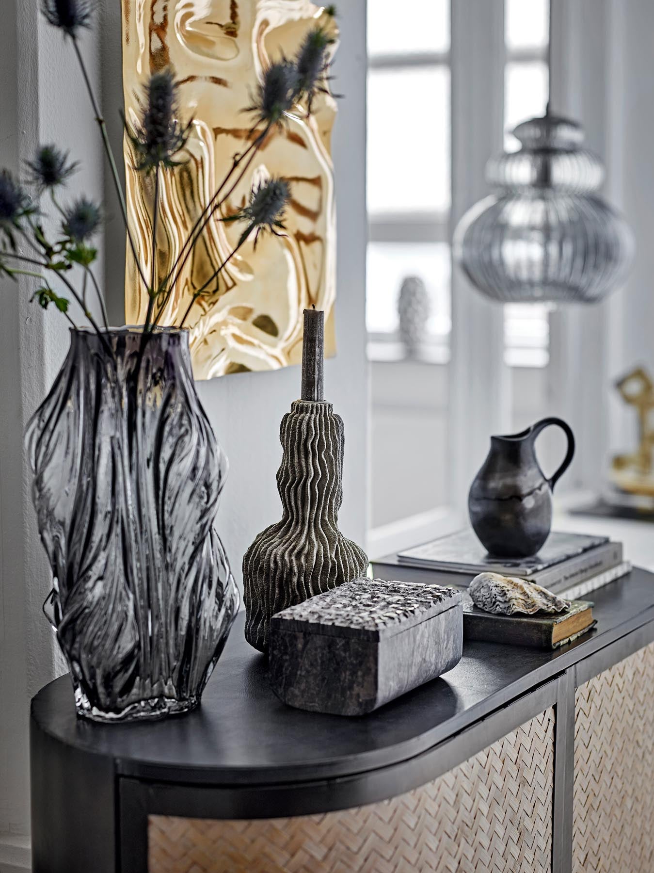 Entdecken Sie den skulpturalen Briar Kerzenhalter in Grau von Bloomingville. Aus hochwertigem Polyresin gefertigt, bringt er natürliche Eleganz in Ihr Zuhause.