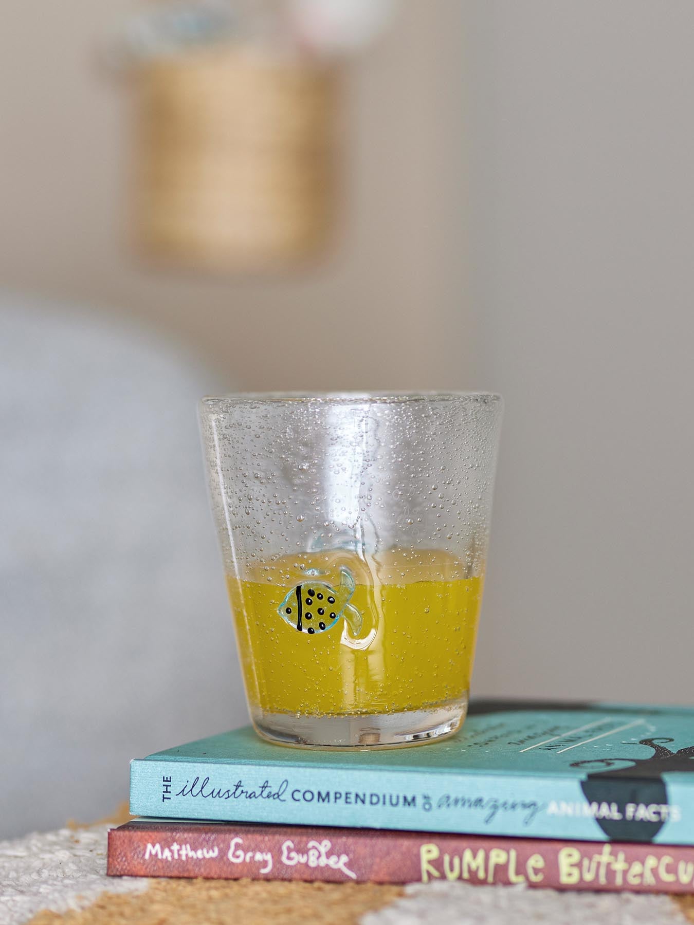 Entdecken Sie das charmante Finney Trinkglas von Bloomingville Mini – ein handgefertigtes Unikat mit maritimen Fischen, ideal für Kinder und besondere Anlässe.