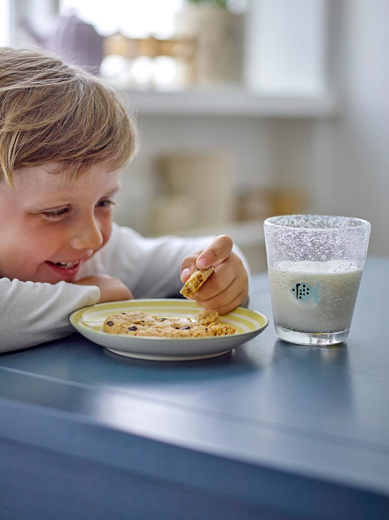 Erleben Sie das einzigartige Finney Trinkglas von Bloomingville Mini – ein liebevoll gestaltetes, mundgeblasenes Glas mit maritimen Details, perfekt für jeden Anlass.