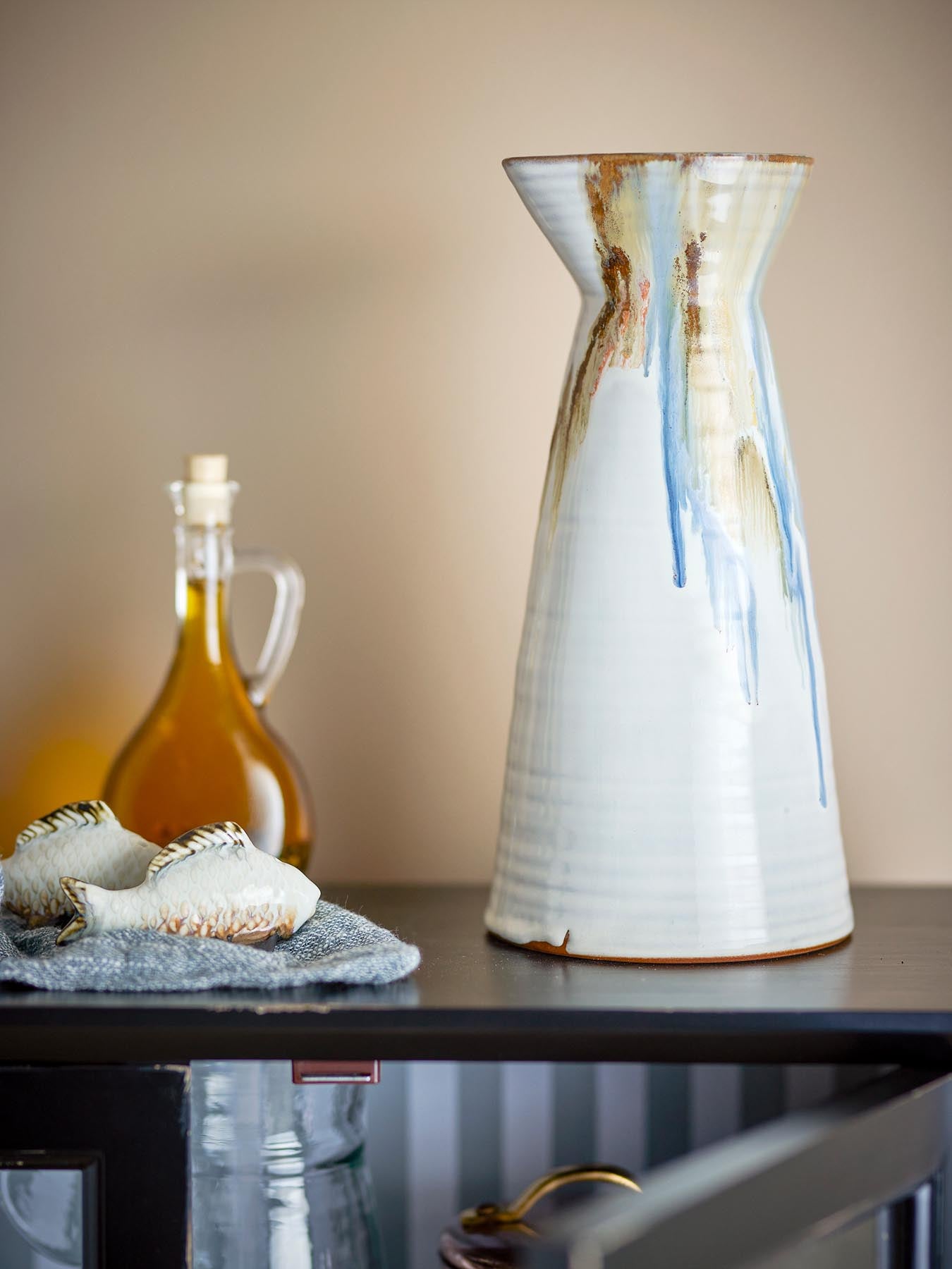 Entdecken Sie den einzigartigen Nettie Krug in strahlendem Blau, aus langlebigem Steingut. Perfekt für Getränke oder als dekoratives Highlight.