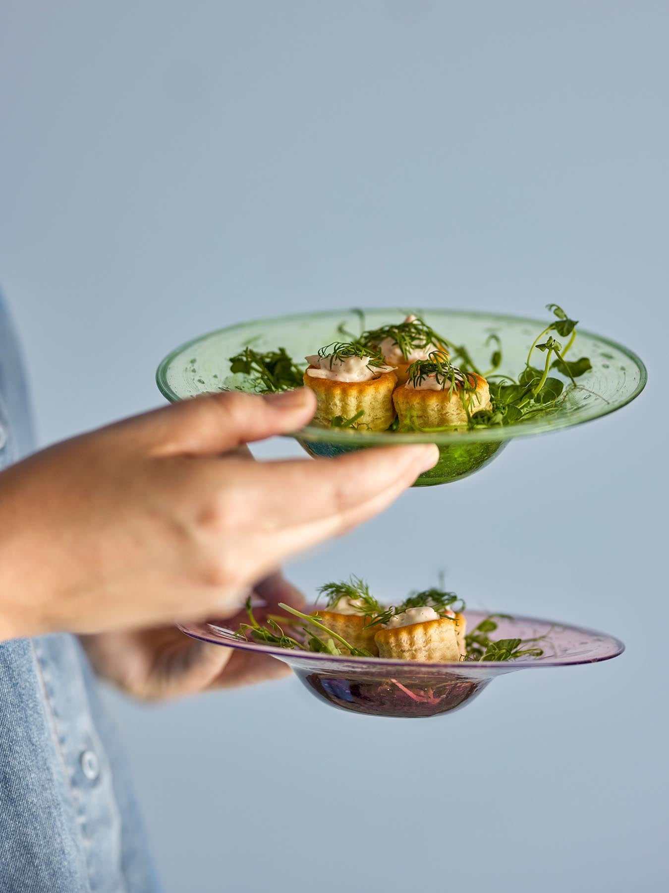 Entdecken Sie den eleganten Sunil Teller von Bloomingville in frischem Grün. Aus hochwertigem Glas gefertigt, verleiht er jedem Tisch einen stilvollen Akzent.