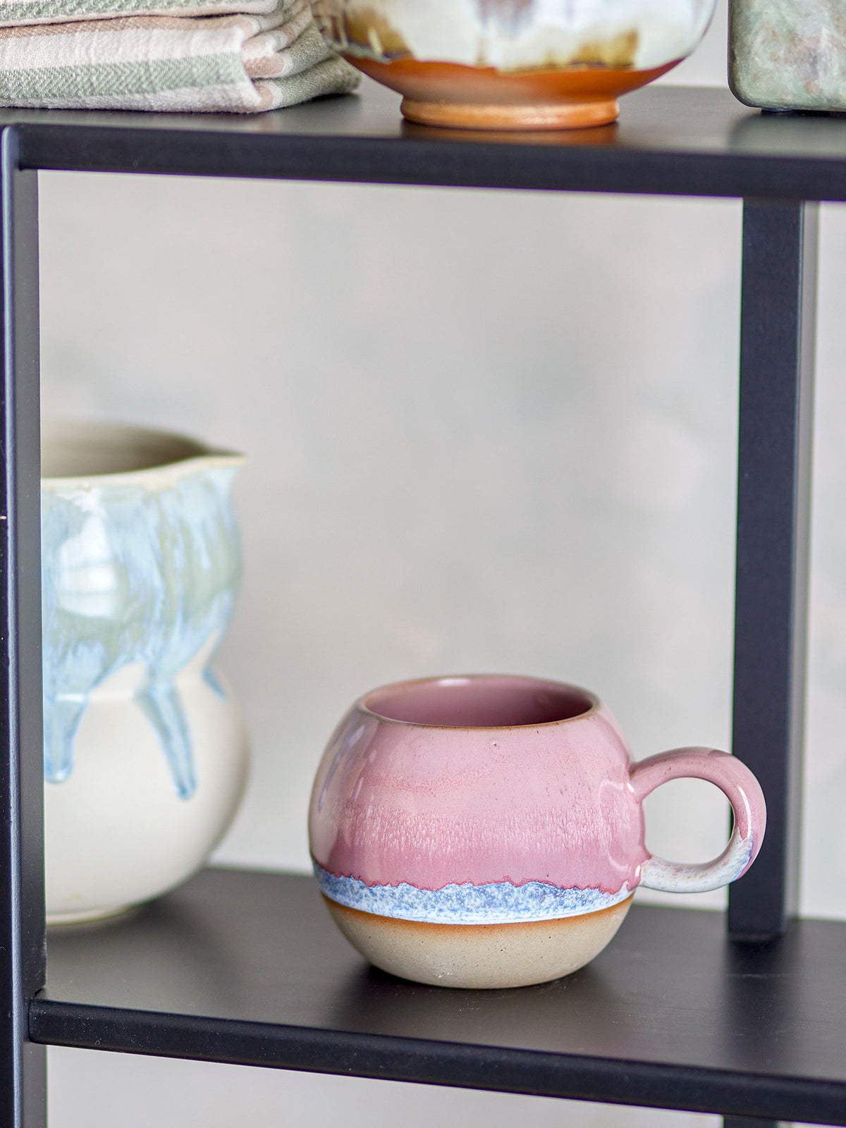 Paula Becher, Rose, Steingut in Rose präsentiert im Onlineshop von KAQTU Design AG. Kaffeetassen ist von Bloomingville