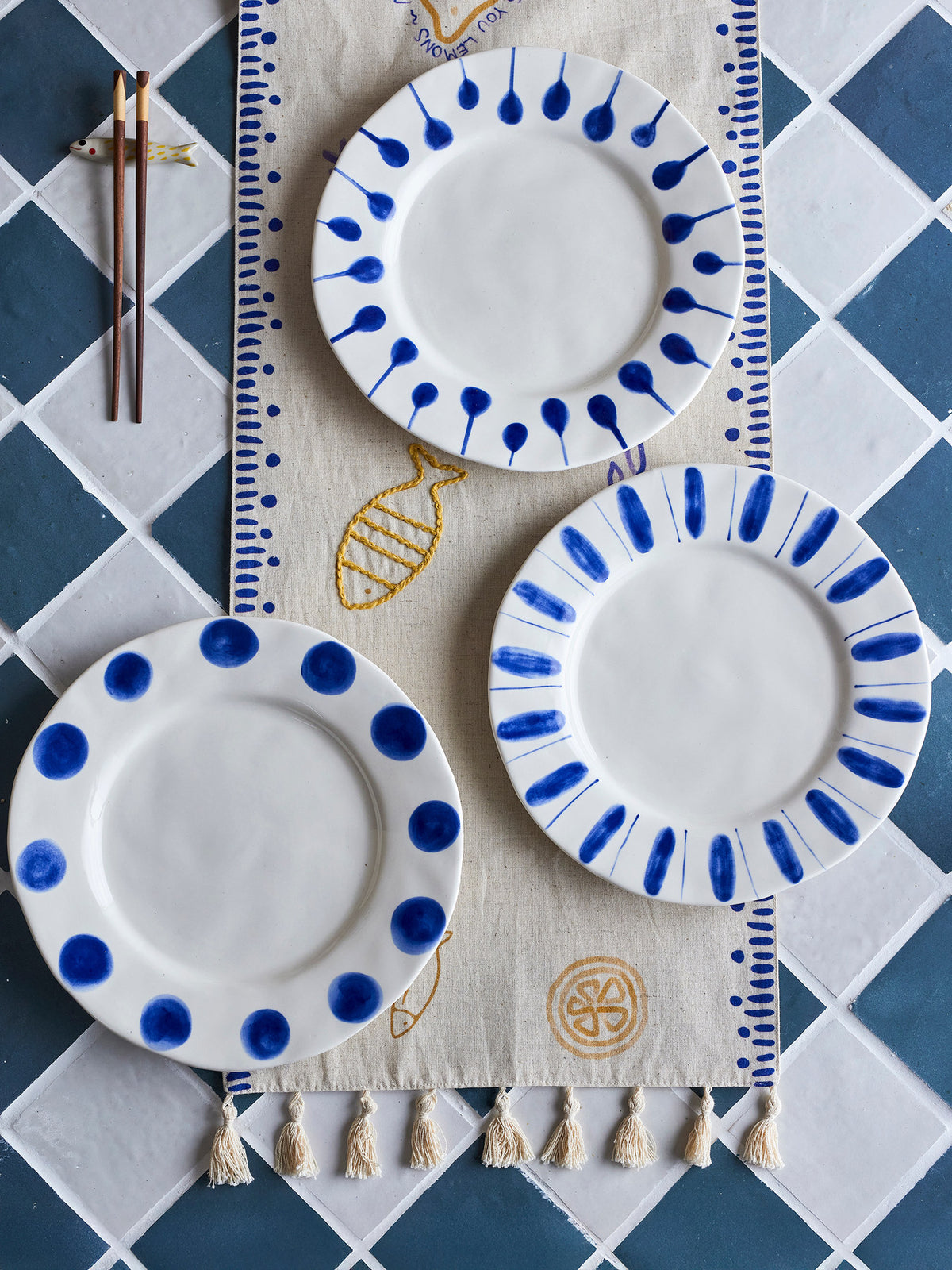 Linora Teller, Blau, Steingut in Blue präsentiert im Onlineshop von KAQTU Design AG. Teller ist von Creative Collection