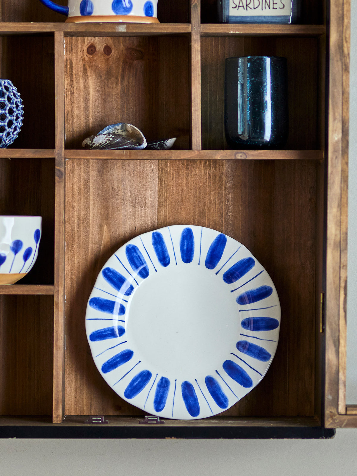 Linora Teller, Blau, Steingut in Blue präsentiert im Onlineshop von KAQTU Design AG. Teller ist von Creative Collection