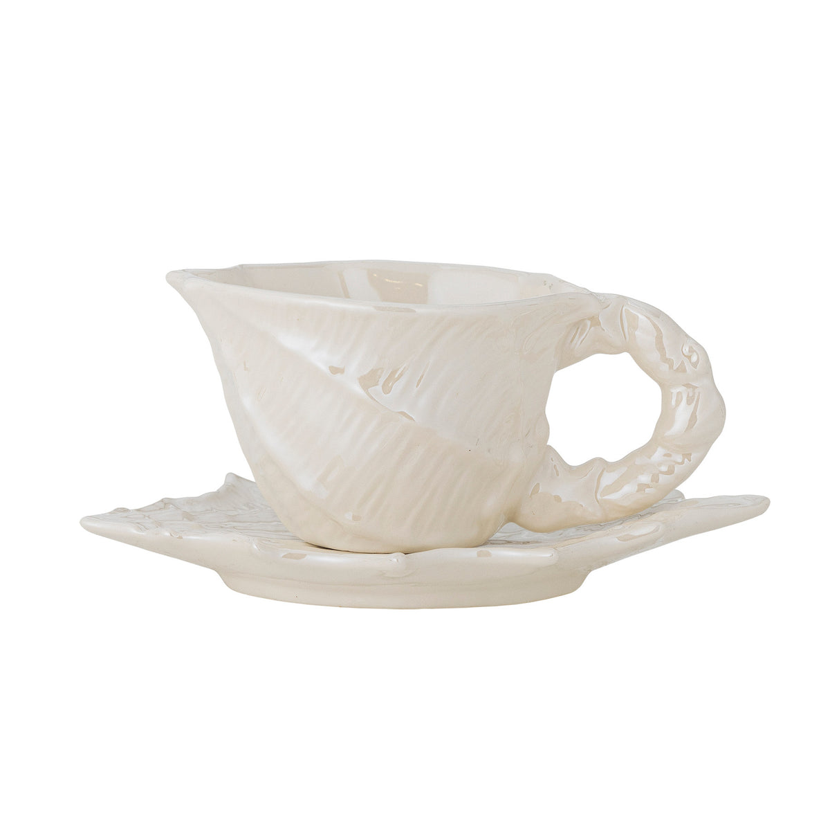 Shellie Tasse mit Untertasse, Weiss, Steingut in White präsentiert im Onlineshop von KAQTU Design AG. Tasse ist von Bloomingville