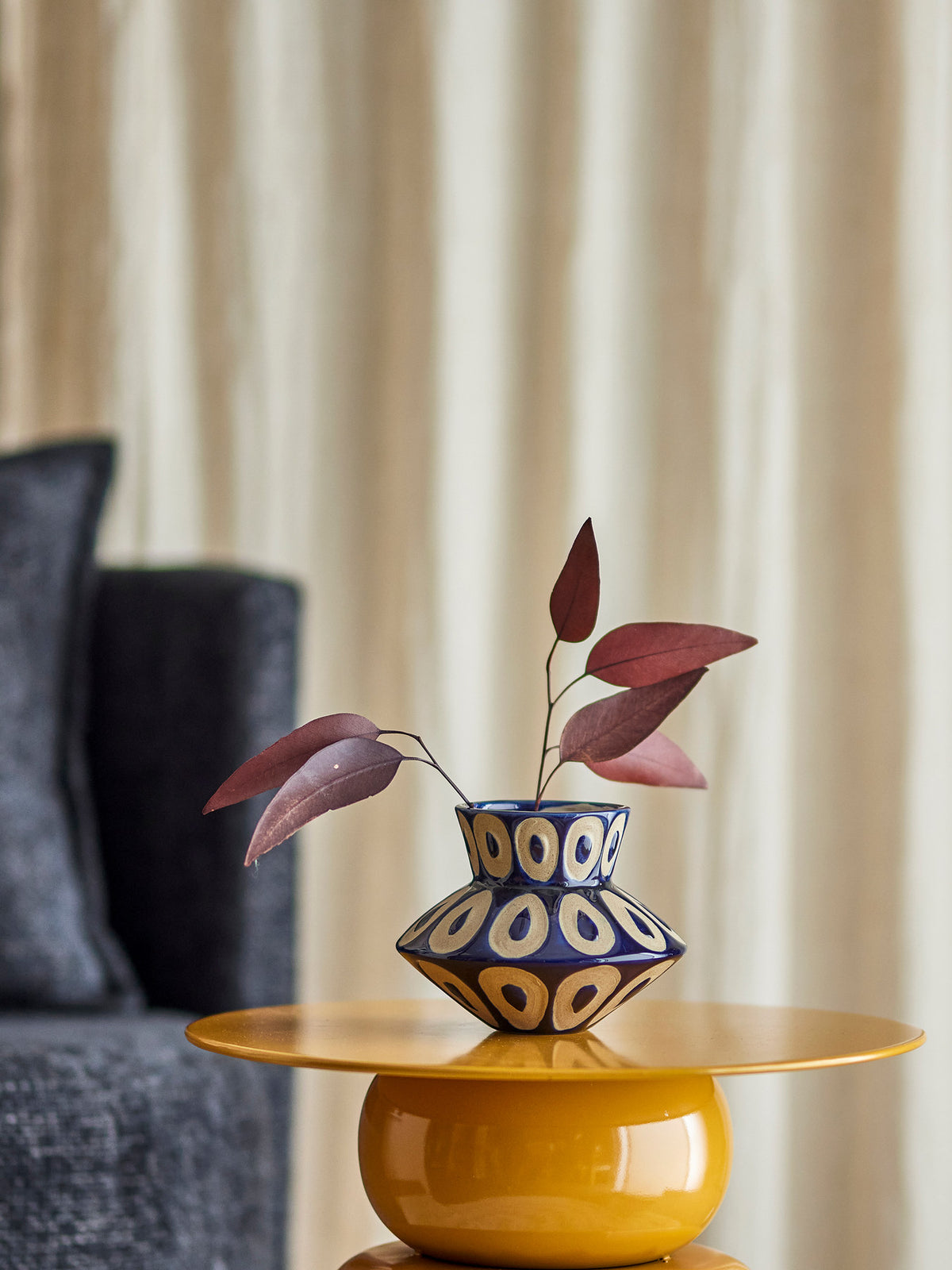 Bashir Vase, Blau, Steingut in Blue präsentiert im Onlineshop von KAQTU Design AG. Vase ist von Bloomingville