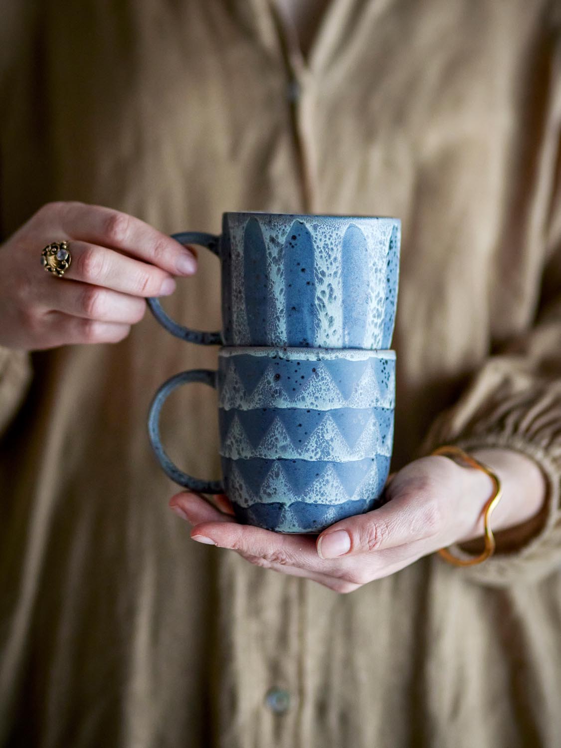 Ramie Becher, Grau, Steingut in Grey präsentiert im Onlineshop von KAQTU Design AG. Tasse ist von Creative Collection