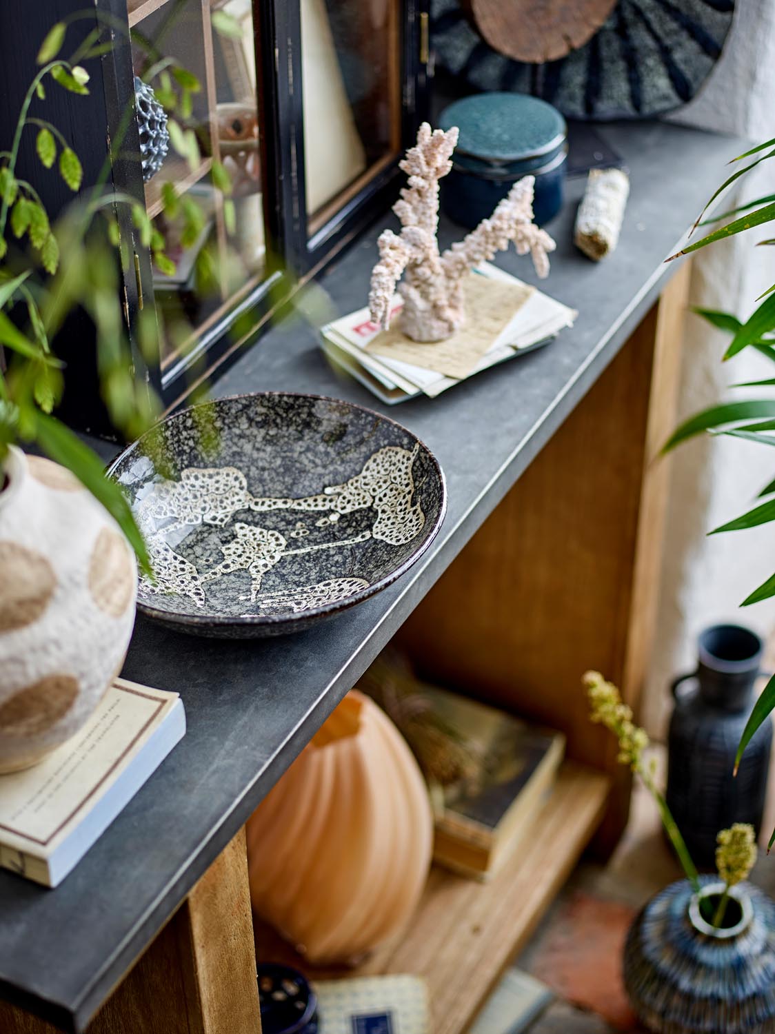 Sway Schale, Grau, Steingut in Grey präsentiert im Onlineshop von KAQTU Design AG. Schale ist von Creative Collection