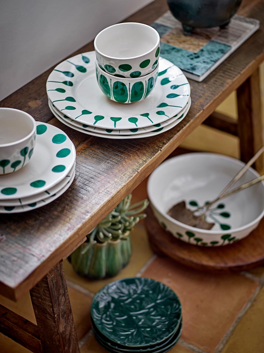 Linora Schale, Grün, Steingut in Green präsentiert im Onlineshop von KAQTU Design AG. Schale ist von Creative Collection