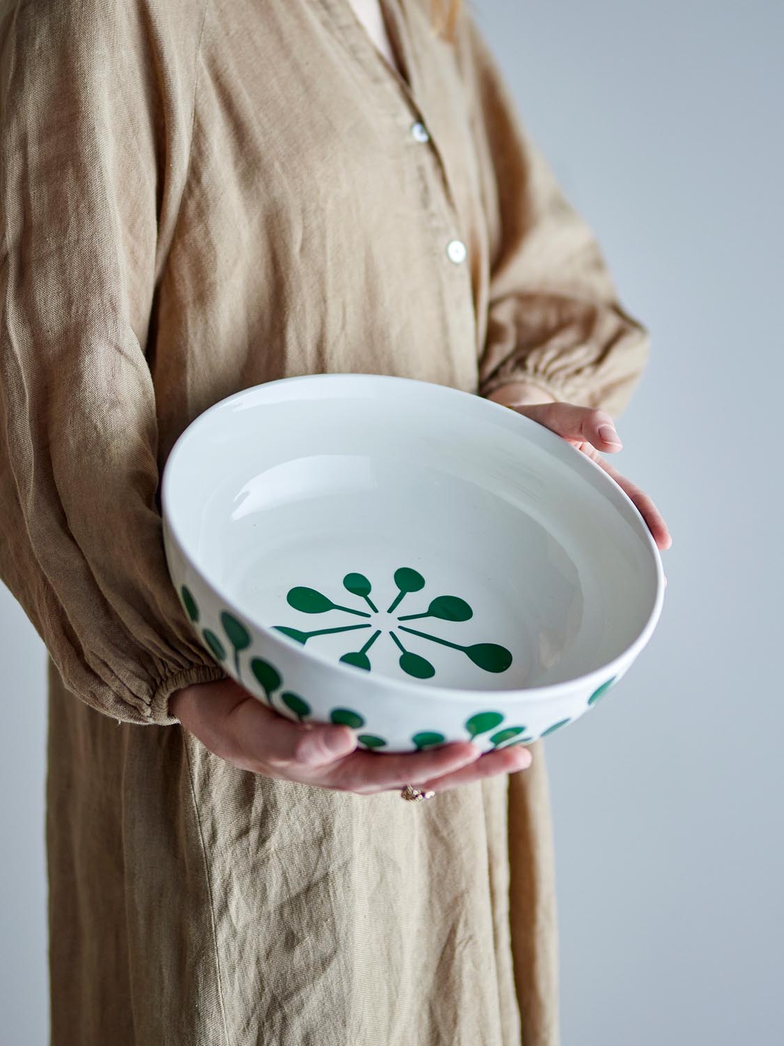 Linora Schale, Grün, Steingut in Green präsentiert im Onlineshop von KAQTU Design AG. Schale ist von Creative Collection