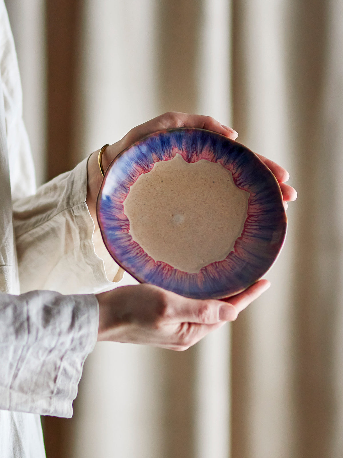 Imogen Teller, Bunt, Steingut in Multi präsentiert im Onlineshop von KAQTU Design AG. Teller ist von Bloomingville