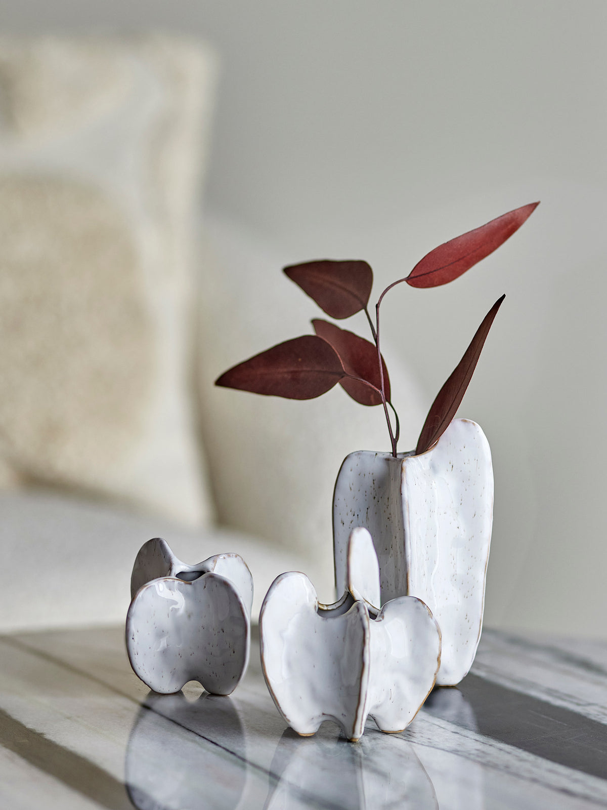 Jayce Vase, Weiss, Steingut in White präsentiert im Onlineshop von KAQTU Design AG. Vase ist von Bloomingville