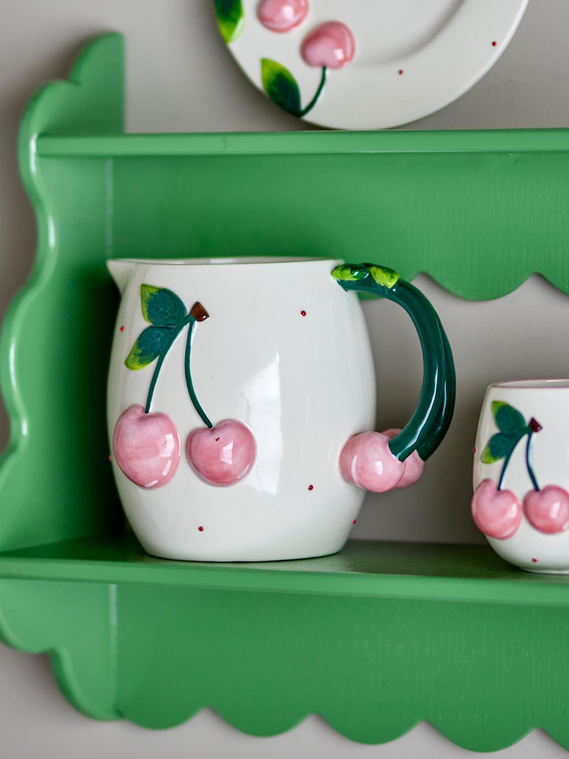 Berrie Krug, Rose, Steingut in Rose präsentiert im Onlineshop von KAQTU Design AG. Kanne ist von Creative Collection