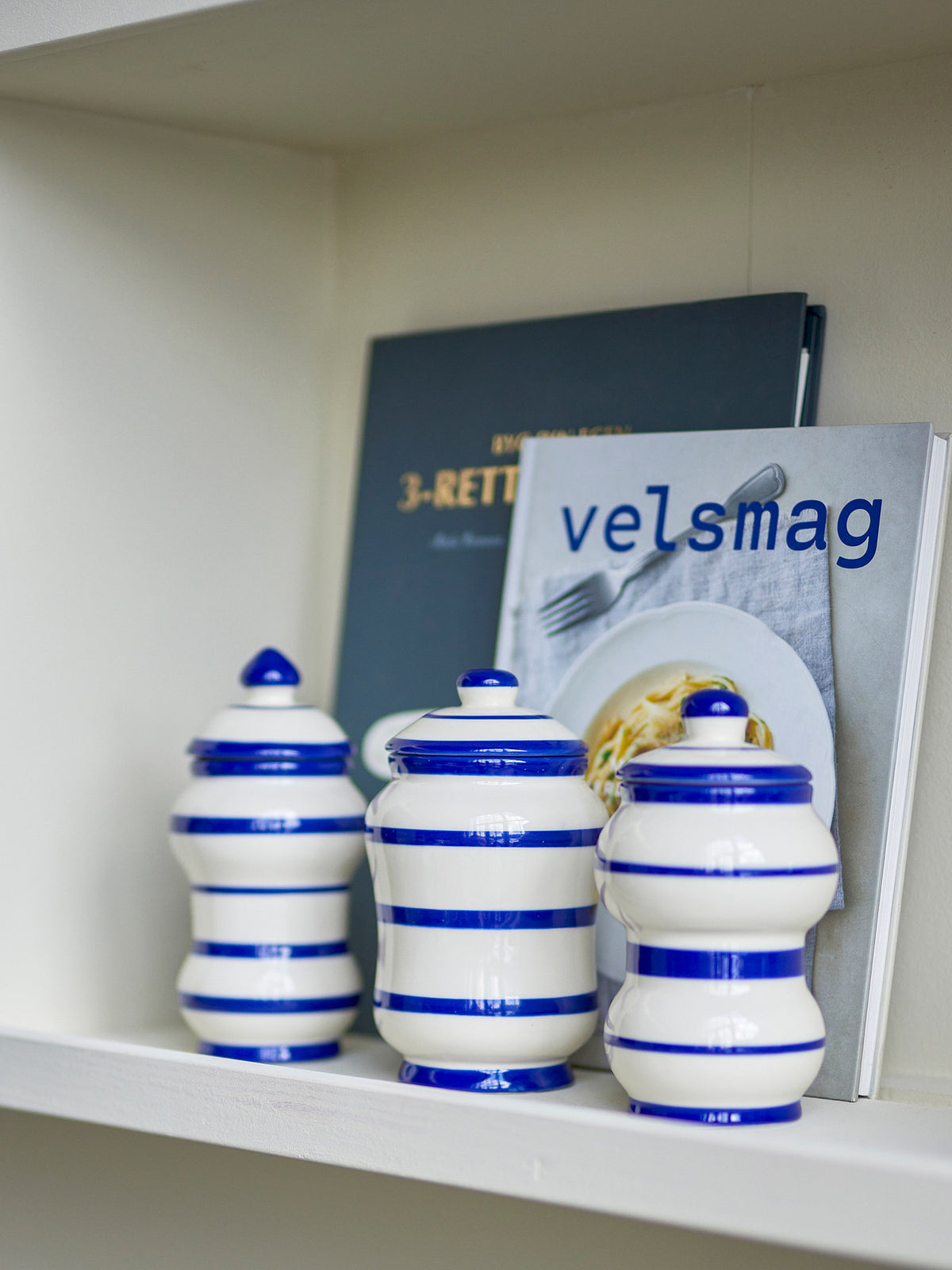 Maynard Gefäss mit Deckel, Blau, Steingut in Blue präsentiert im Onlineshop von KAQTU Design AG. Kanne ist von Bloomingville