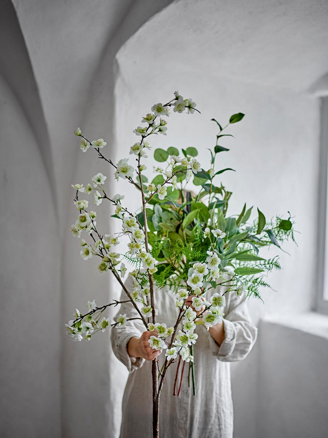 Apple Zweig, Weiß, Künstliche Blumen in White präsentiert im Onlineshop von KAQTU Design AG. Kunstpflanze ist von Bloomingville