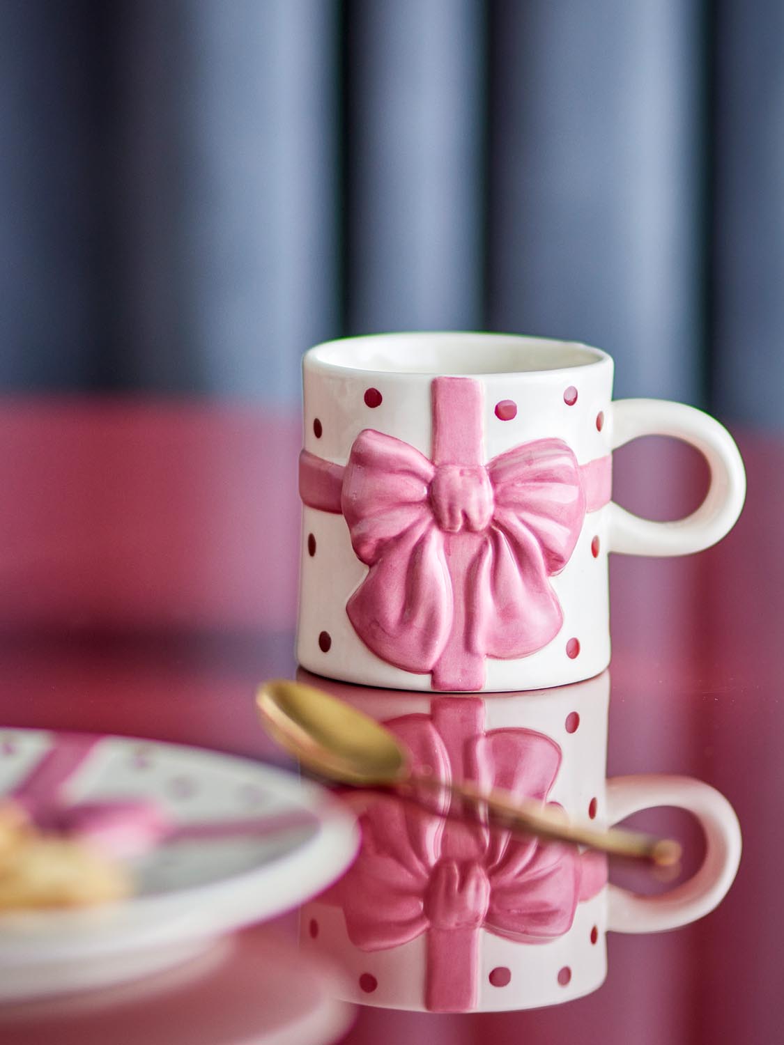 Bowie Becher, Rose, Steingut in Rose präsentiert im Onlineshop von KAQTU Design AG. Tasse ist von Bloomingville