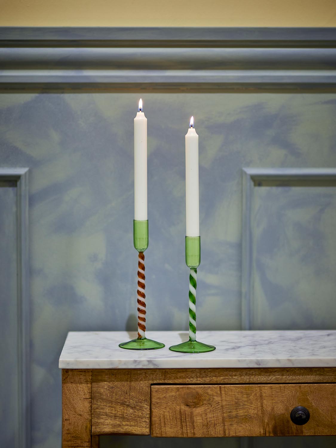 Swirlie Kerzenhalter, Grün, Glas in Green präsentiert im Onlineshop von KAQTU Design AG. Kerzenständer ist von Bloomingville