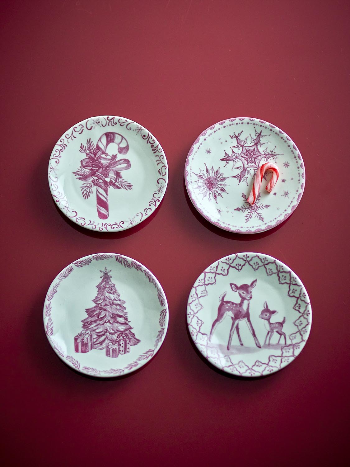 Wonderland Teller, Rose, Steingut in Rose präsentiert im Onlineshop von KAQTU Design AG. Teller ist von Bloomingville