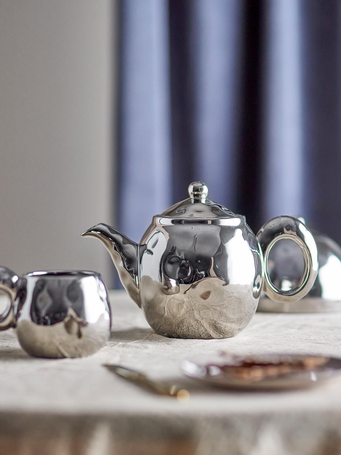 Shine Teekanne mit Teesieb, Silber, Steingut in Silver präsentiert im Onlineshop von KAQTU Design AG. Käsezubehör ist von Bloomingville
