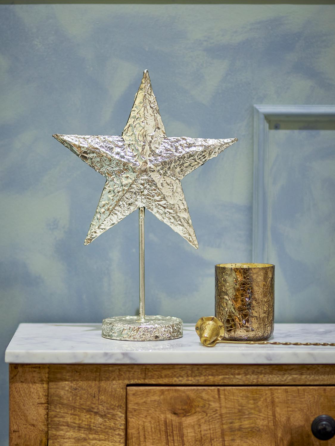Nilos Deko, Messing, Metall in Brass präsentiert im Onlineshop von KAQTU Design AG. Kunstgegenstände ist von Bloomingville