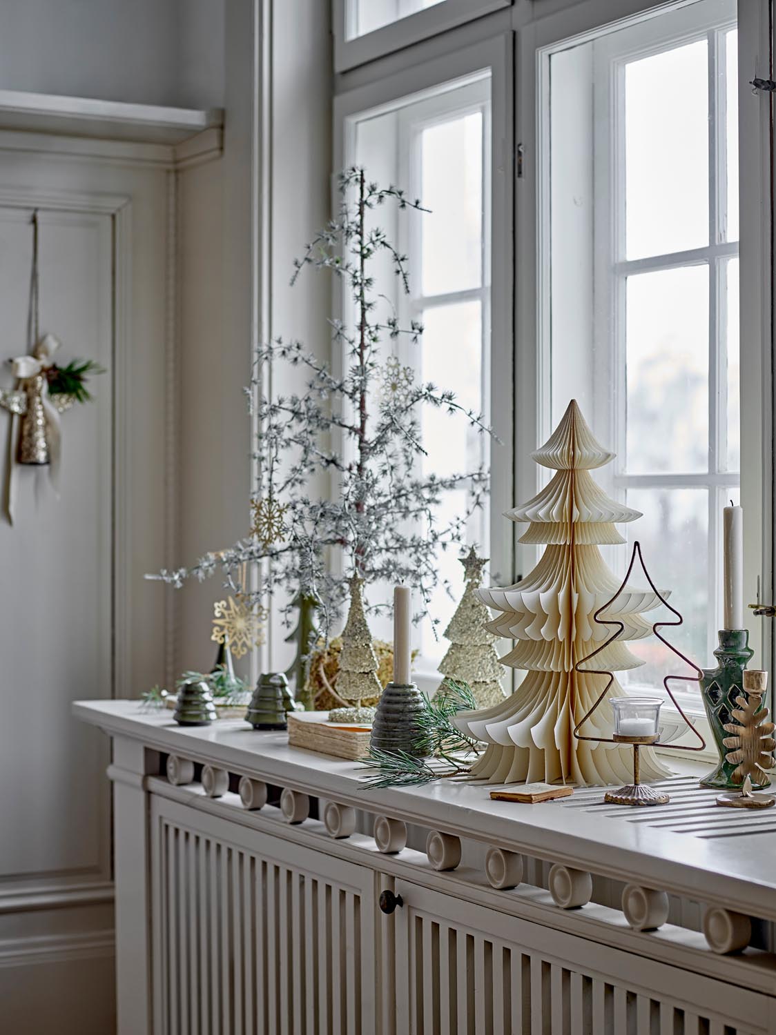 Radha Deko-Baum, Gold, Metall in Gold präsentiert im Onlineshop von KAQTU Design AG. Kunstgegenstände ist von Bloomingville