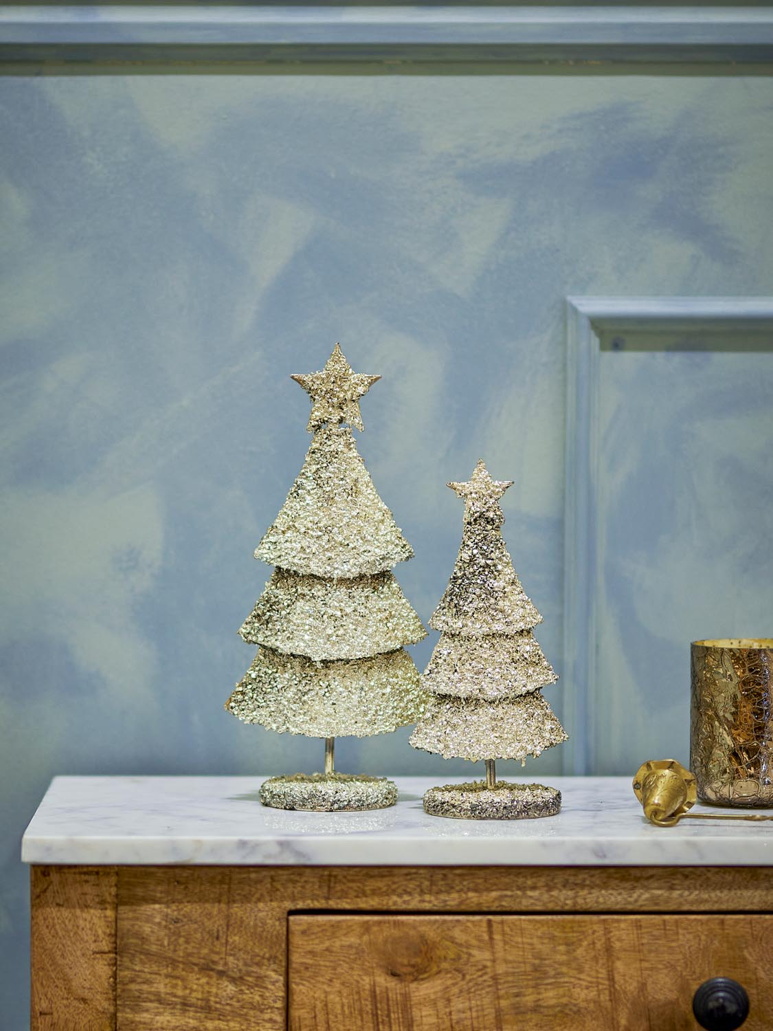 Radha Deko-Baum, Gold, Metall in Gold präsentiert im Onlineshop von KAQTU Design AG. Kunstgegenstände ist von Bloomingville
