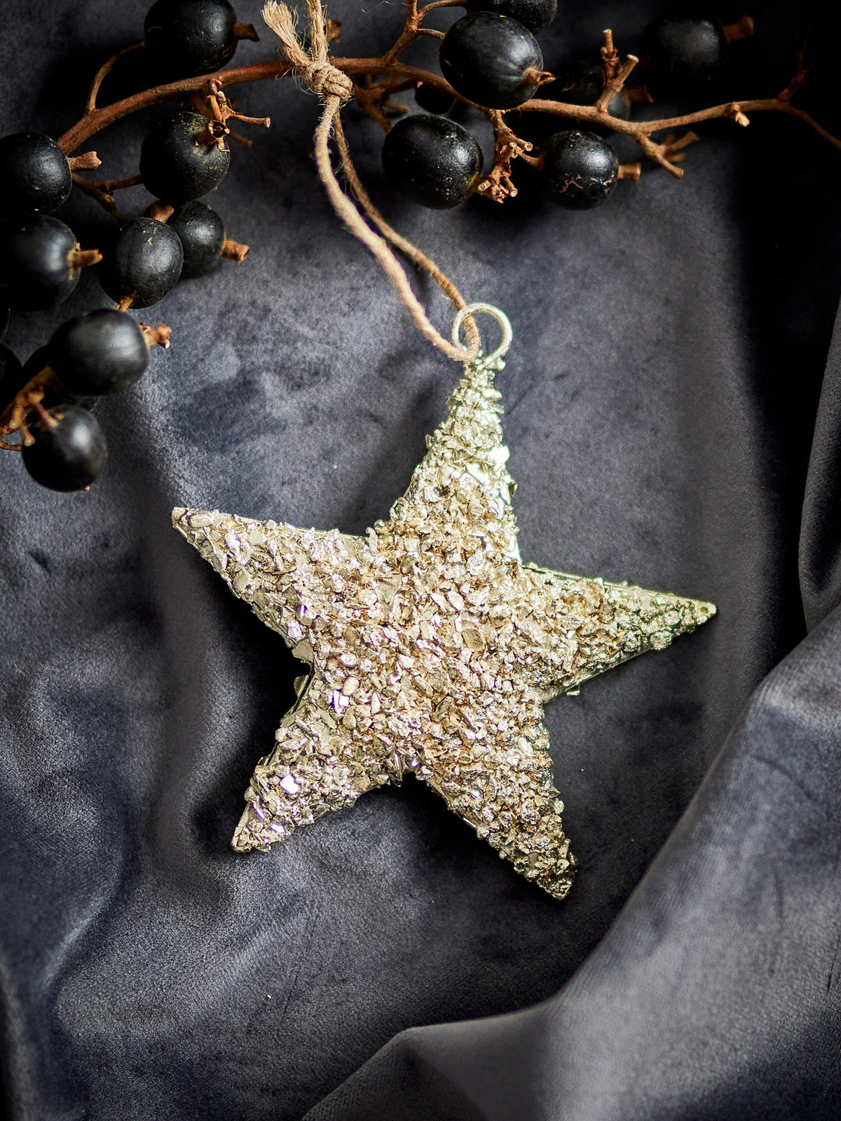 Sarika Ornament, Gold, Metall in Gold präsentiert im Onlineshop von KAQTU Design AG. Ornament ist von Bloomingville
