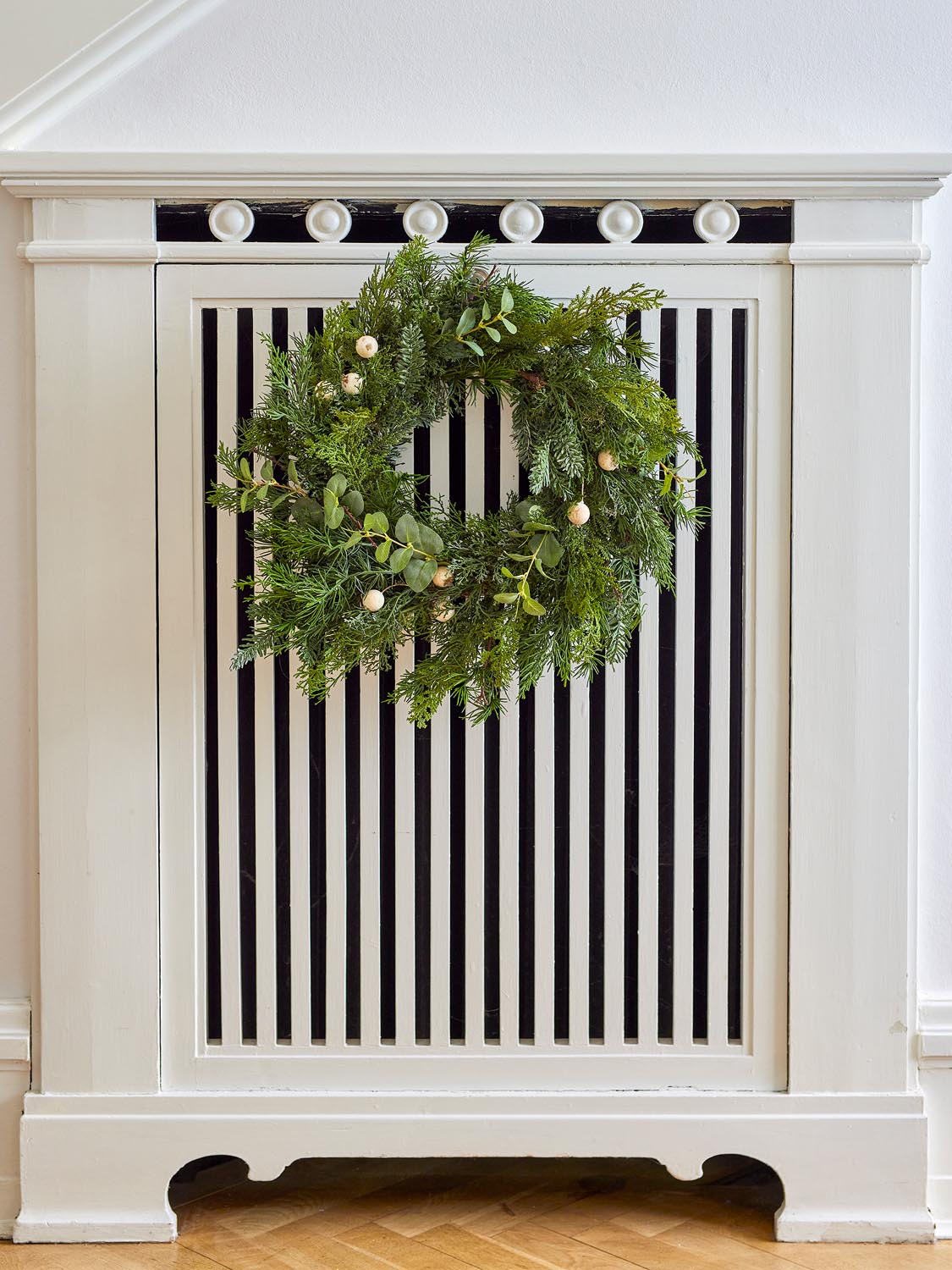 Pine Kranz, Grün, Künstliche Blumen in Green präsentiert im Onlineshop von KAQTU Design AG. Weihnachtskränze ist von Bloomingville