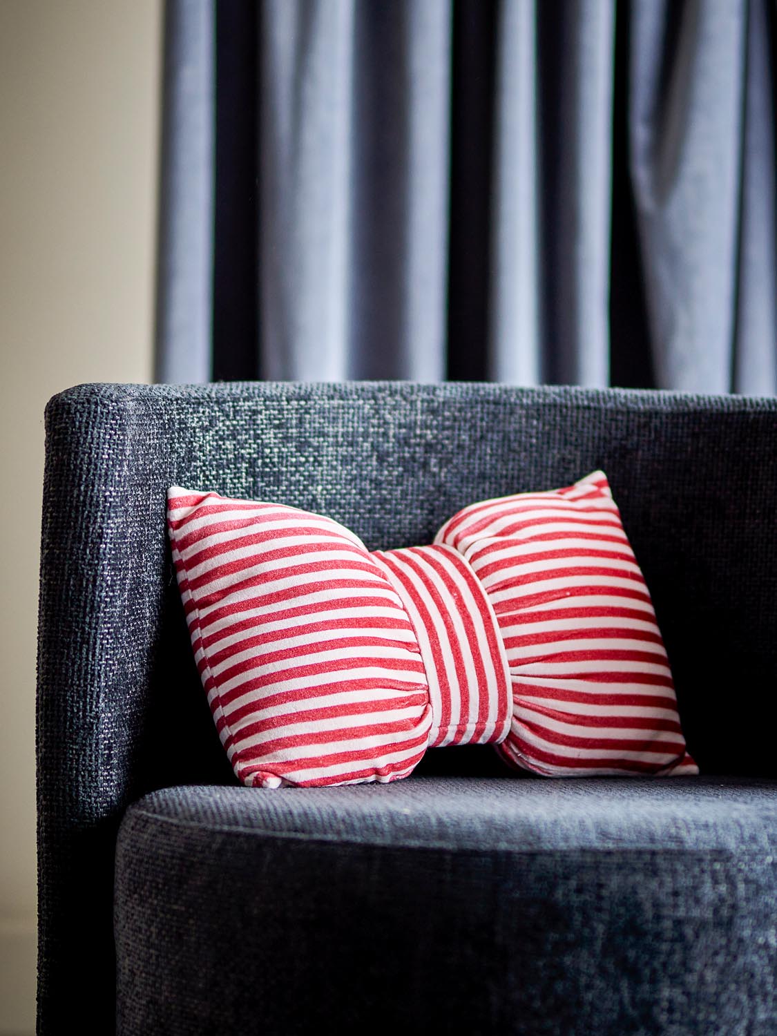 Livia Kissen, Rot, Baumwolle OEKO-TEX® in Red präsentiert im Onlineshop von KAQTU Design AG. Deko Kissenbezug ist von Bloomingville
