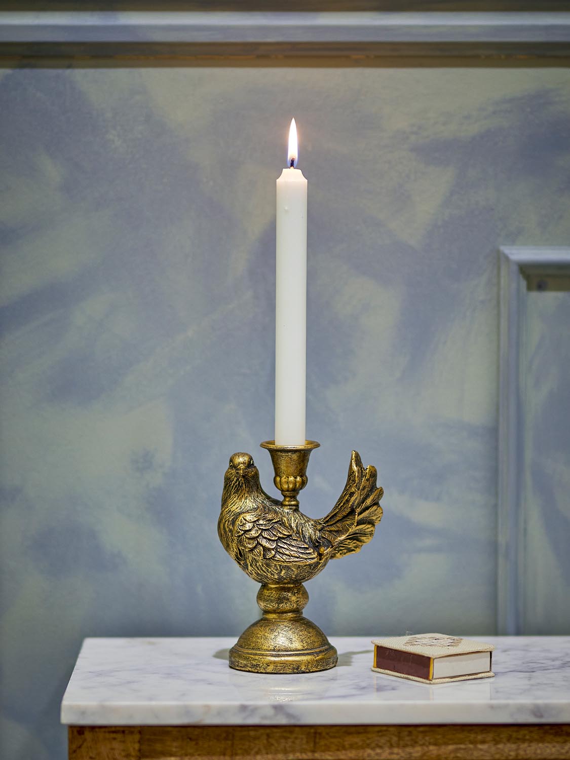 Fosna Kerzenhalter, Messing, Polyresin in Brass präsentiert im Onlineshop von KAQTU Design AG. Kerzenständer ist von Bloomingville