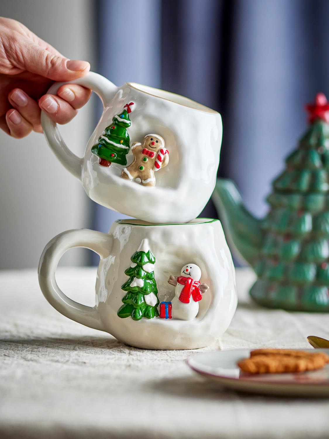Ryne Becher, Weiß, Steingut in White präsentiert im Onlineshop von KAQTU Design AG. Tasse ist von Bloomingville