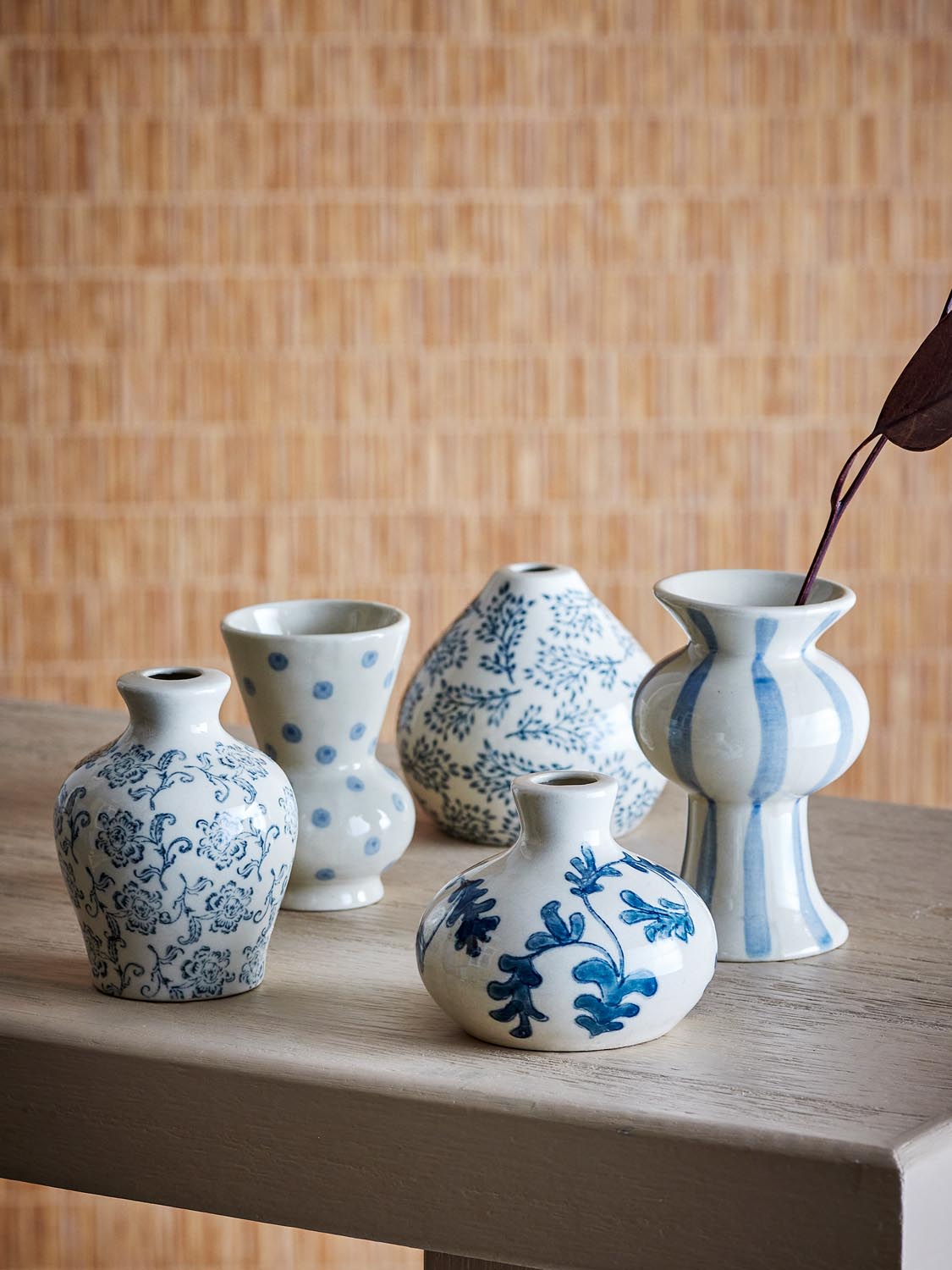 Quinto Vase, Blau, Steingut in Blue präsentiert im Onlineshop von KAQTU Design AG. Vase ist von Bloomingville