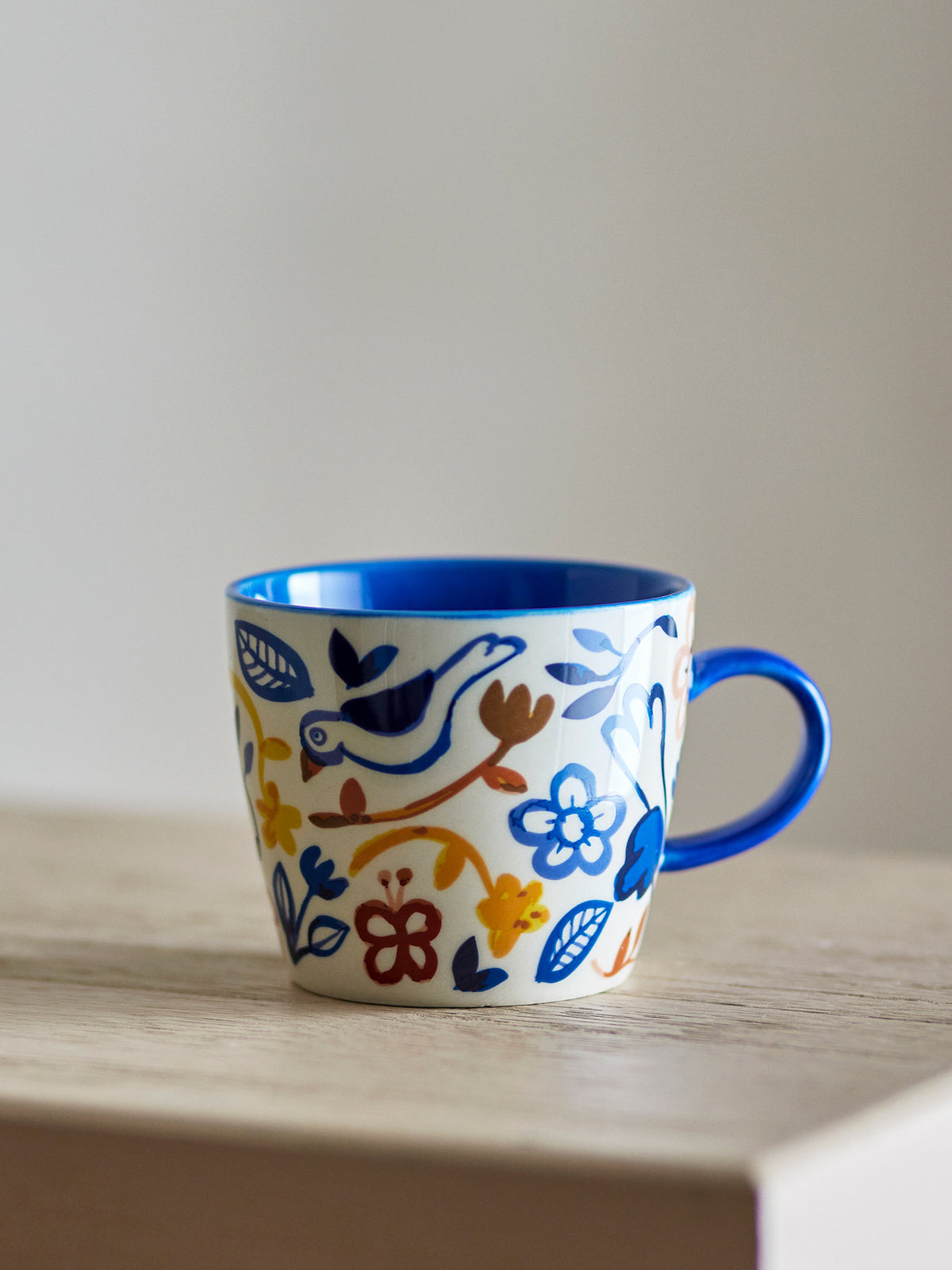 Figuria Becher, Bunt, Steingut in Multi präsentiert im Onlineshop von KAQTU Design AG. Tasse ist von Bloomingville