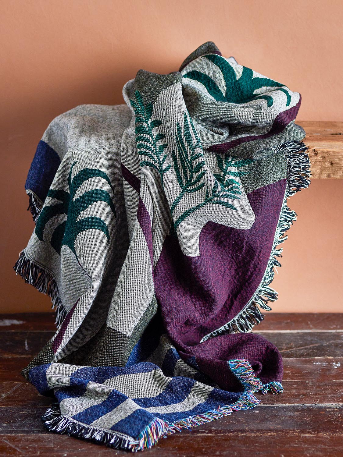 Vinay Decke, Bunt, Recycelte Baumwolle in Multi präsentiert im Onlineshop von KAQTU Design AG. Bettüberwurf ist von Creative Collection